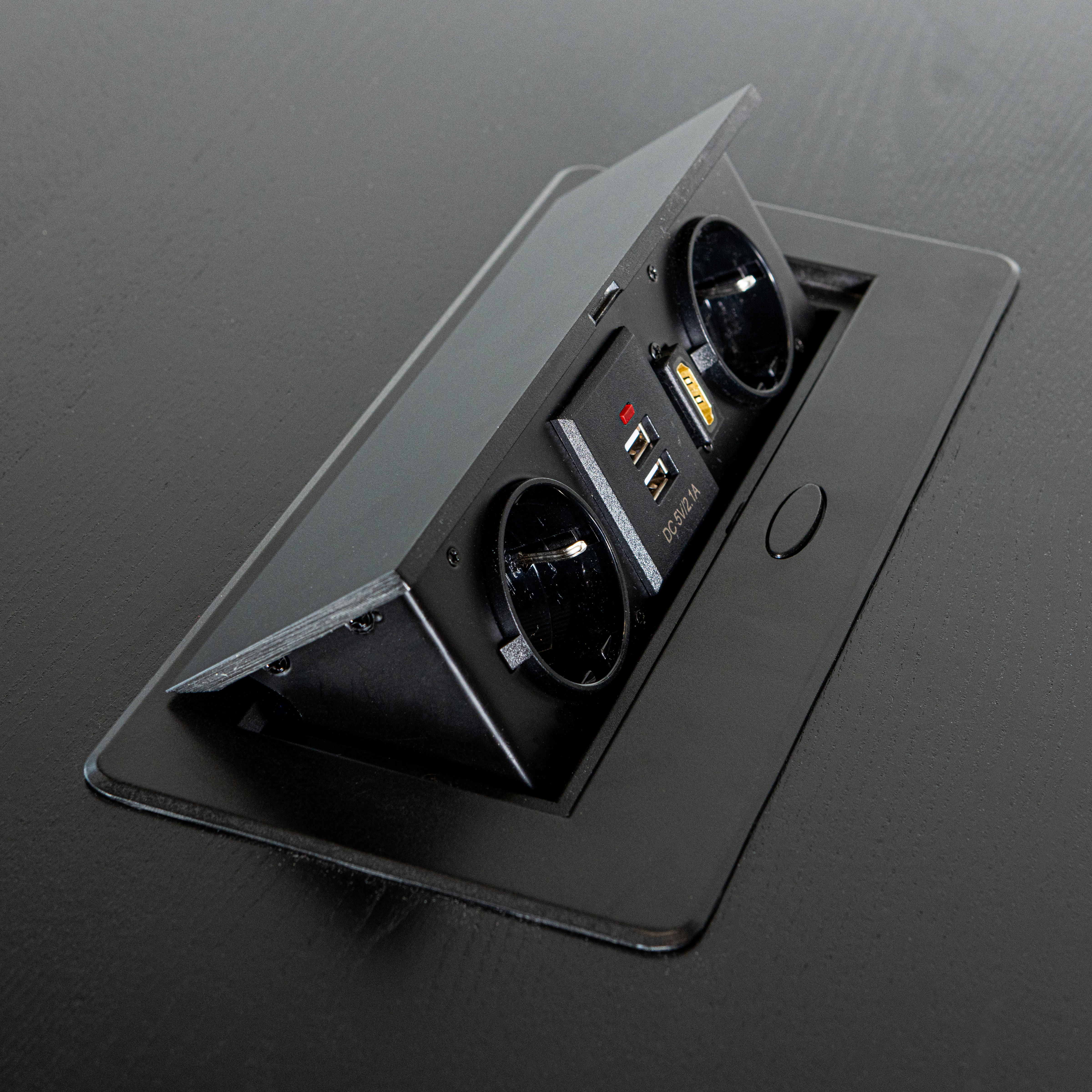 375921-S-375922-S-375923-S-02_VS_FA_Tablo_lungo_essen_blacknight_stekkerdoos_detail.png?auto=webp&format=png&width=1500&height=1500