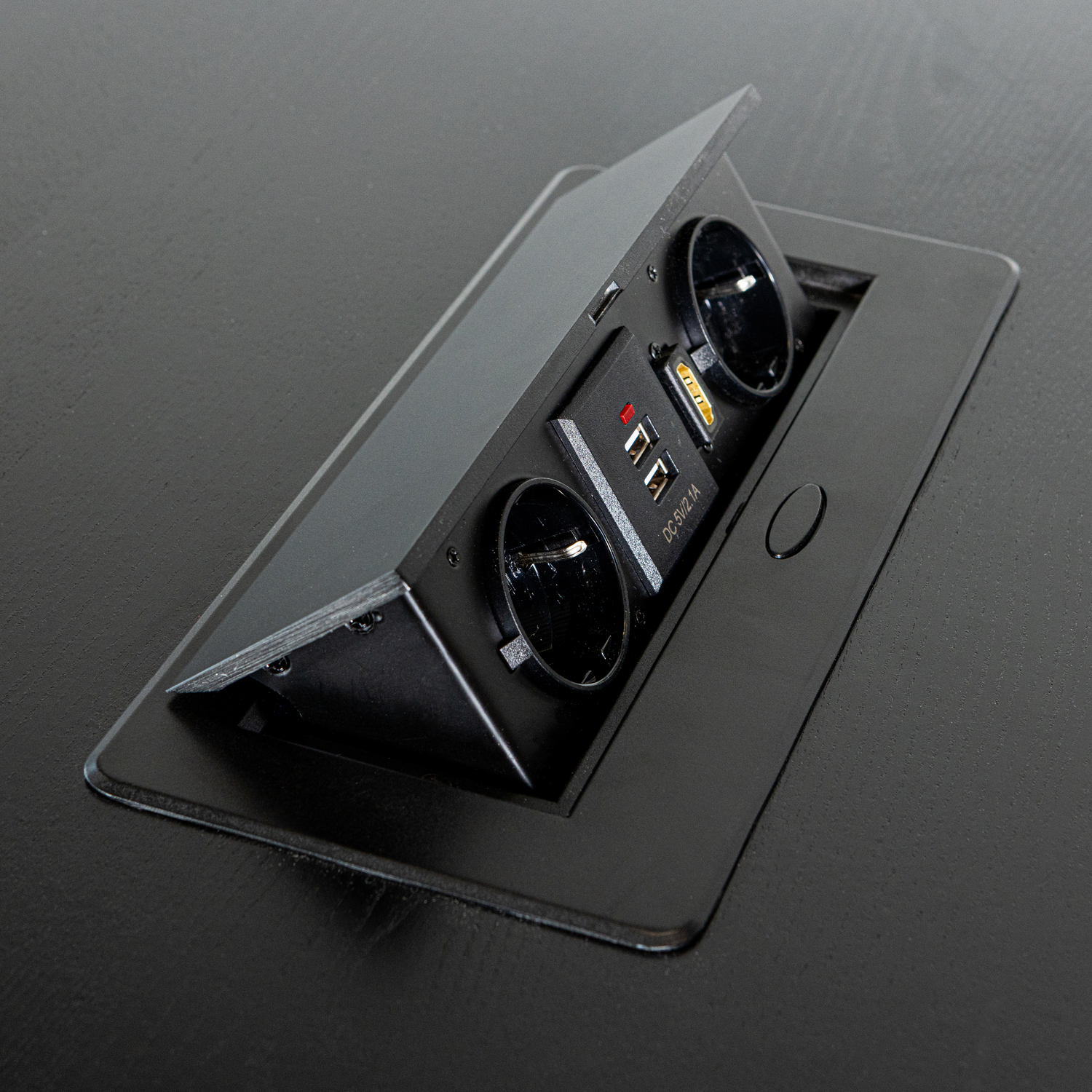 375921-S-375922-S-375923-S-02_VS_FA_Tablo_lungo_essen_blacknight_stekkerdoos_detail.png?auto=webp&format=png&width=1500&height=1500