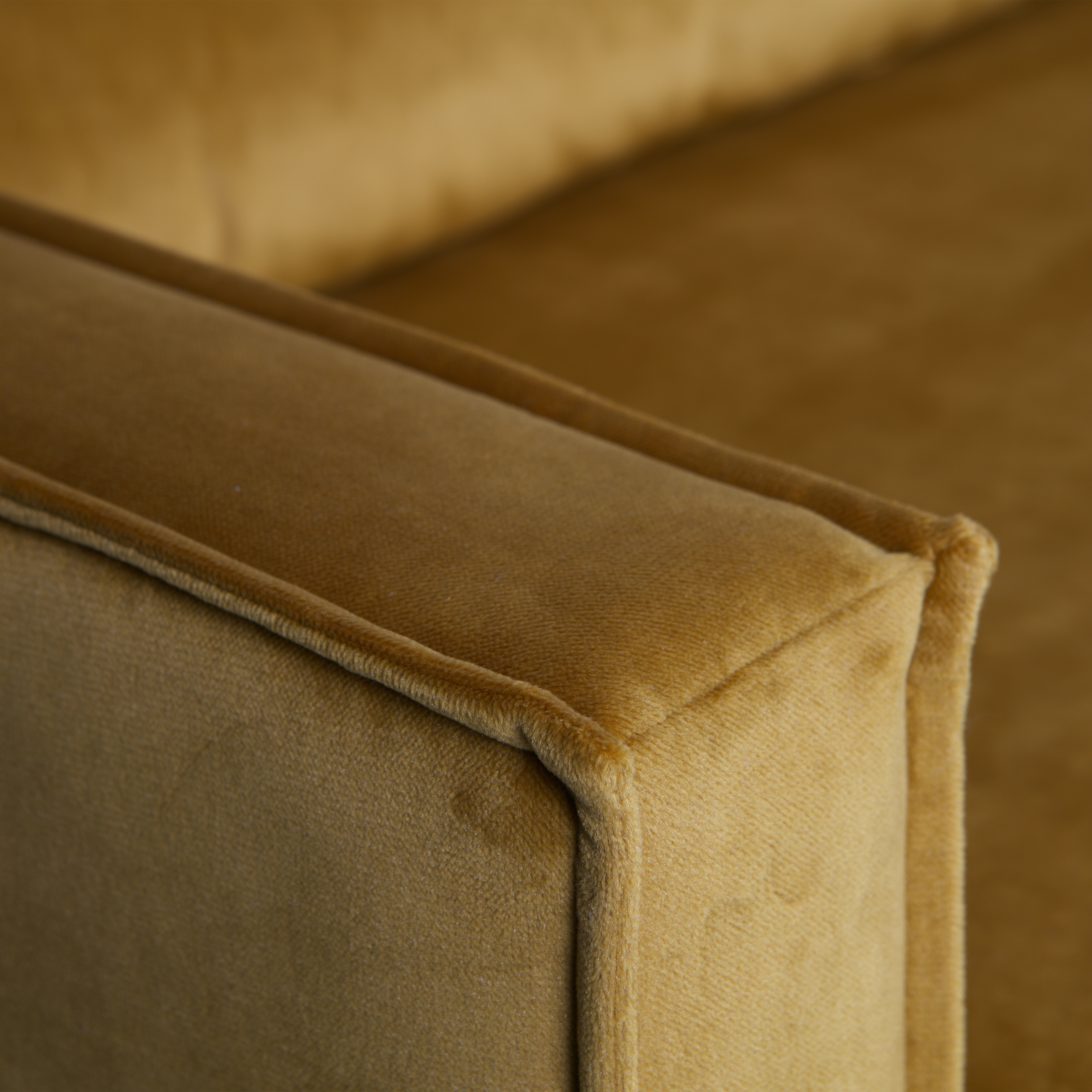 800743-132-01_VS_BP_Rodeo_daybed_left_velvet_oker_detail.jpg?auto=webp&format=png&width=1500&height=1500