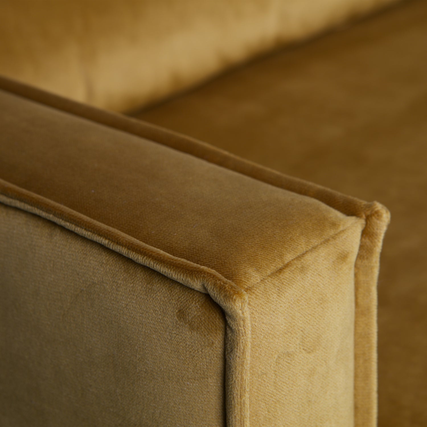 800743-132-01_VS_BP_Rodeo_daybed_left_velvet_oker_detail.jpg?auto=webp&format=png&width=1500&height=1500