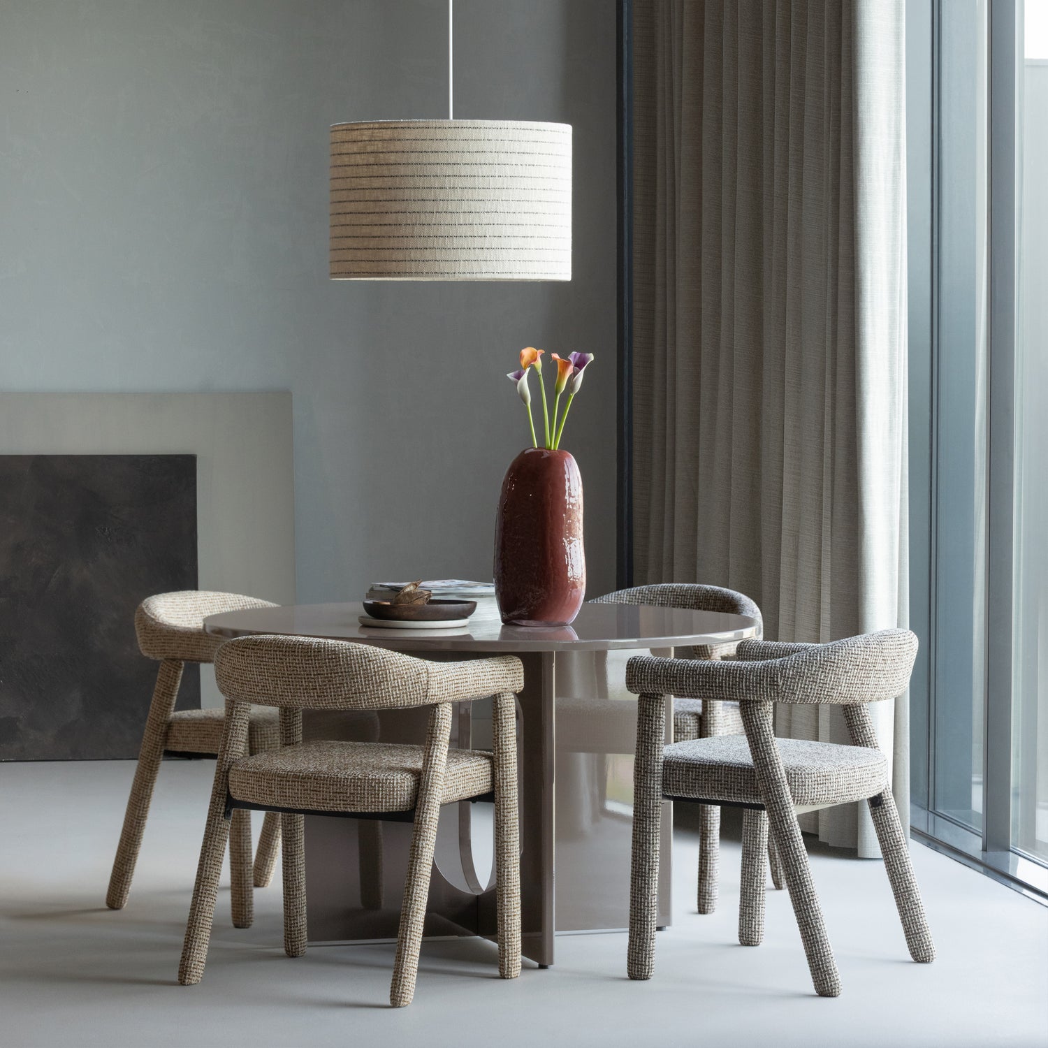 378126-M__378108-L__378108-B__377480-U__377983-NS_01_SF_WP_Marvo_eettafel_130_cm_mdf_mokkabruin_Sedo_eetkamerstoel_Sahil_vaas_Loft_hanglamp_vierkant.jpg?auto=webp&format=png&width=1500&height=1500