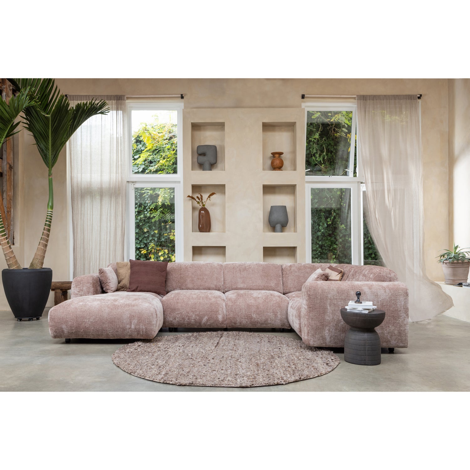 378141-T__375050-B__377392-C__375052-A__377480-B_01_SF_Cloud_hoekbank_rechts_chenille_taupe_roze_Efia_vloerkleed_Samson_bijzettafel_Alika_kussen_Sahil_vaas_vierkant.jpg?auto=webp&format=png&width=1500&height=1500