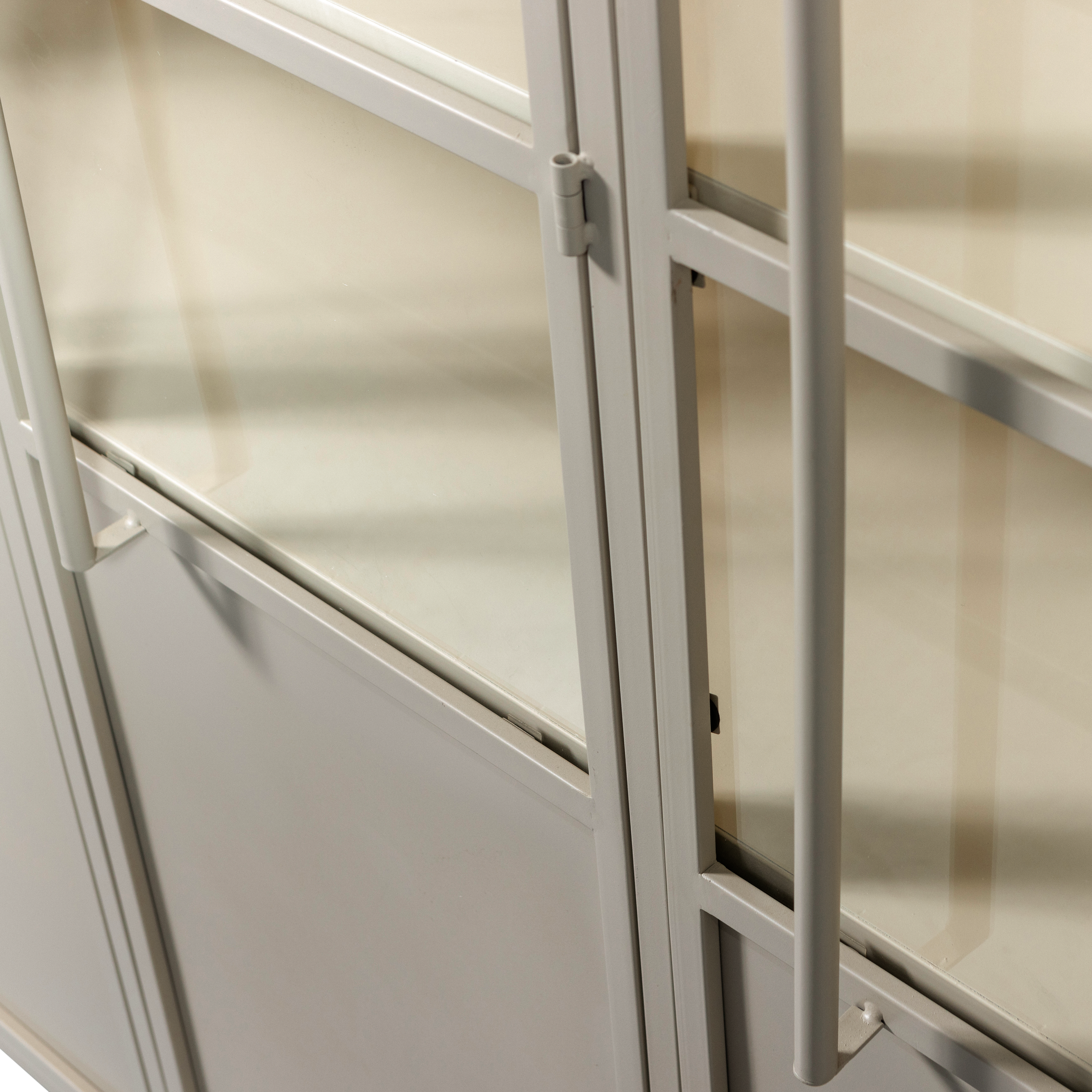 375042-S-01_VS_WE_Exhibit_xl_3_deurs_vitrinekast_metaal_zand_detail.png?auto=webp&format=png&width=1500&height=1500