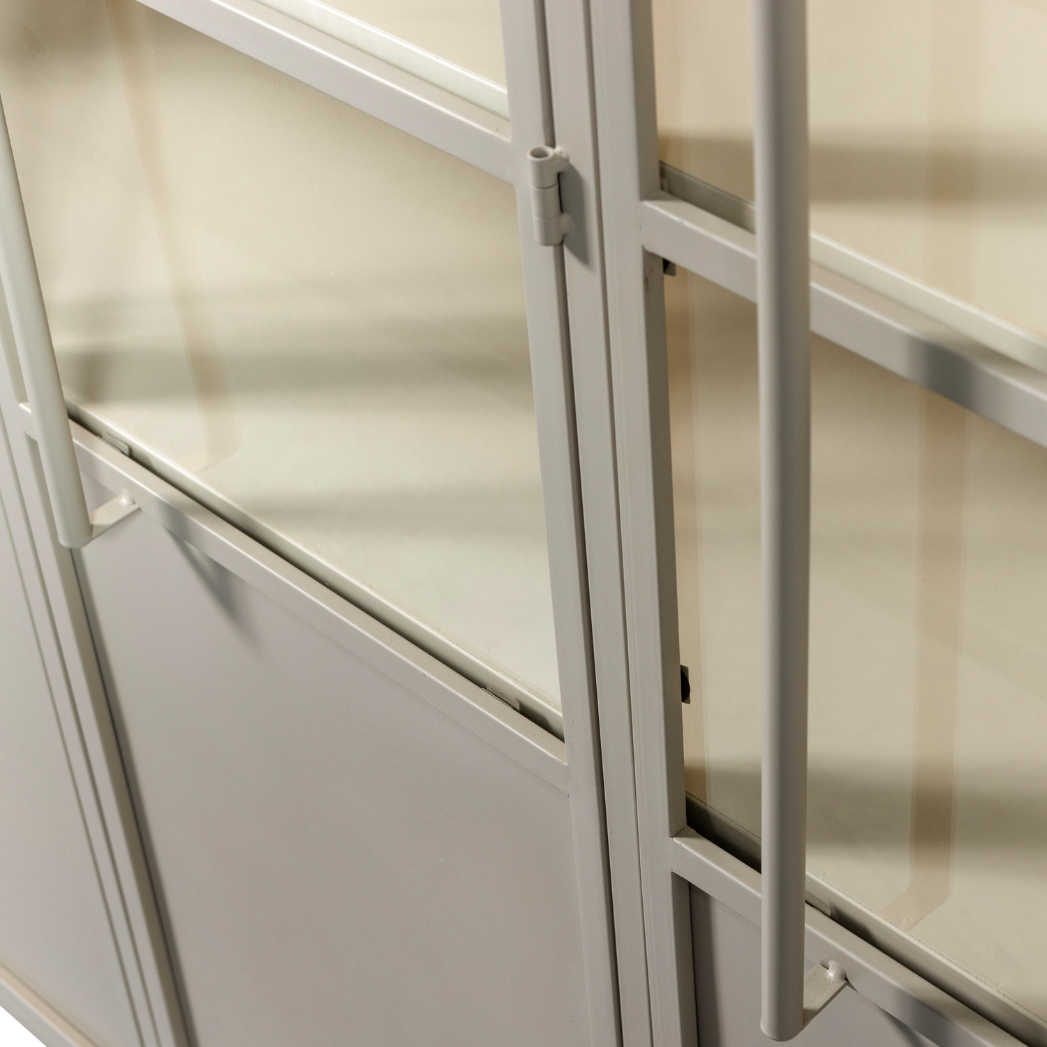 375042-S-01_VS_WE_Exhibit_xl_3_deurs_vitrinekast_metaal_zand_detail.png?auto=webp&format=png&width=1500&height=1500