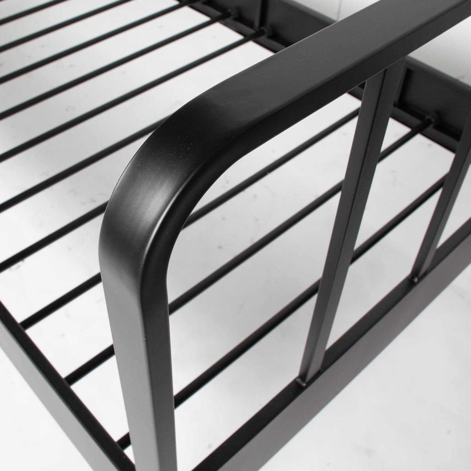 373253-Z-02_VS_FA_Mees_bed_metaal_zwart_90x200cm_detail.jpg?auto=webp&format=png&width=1500&height=1500