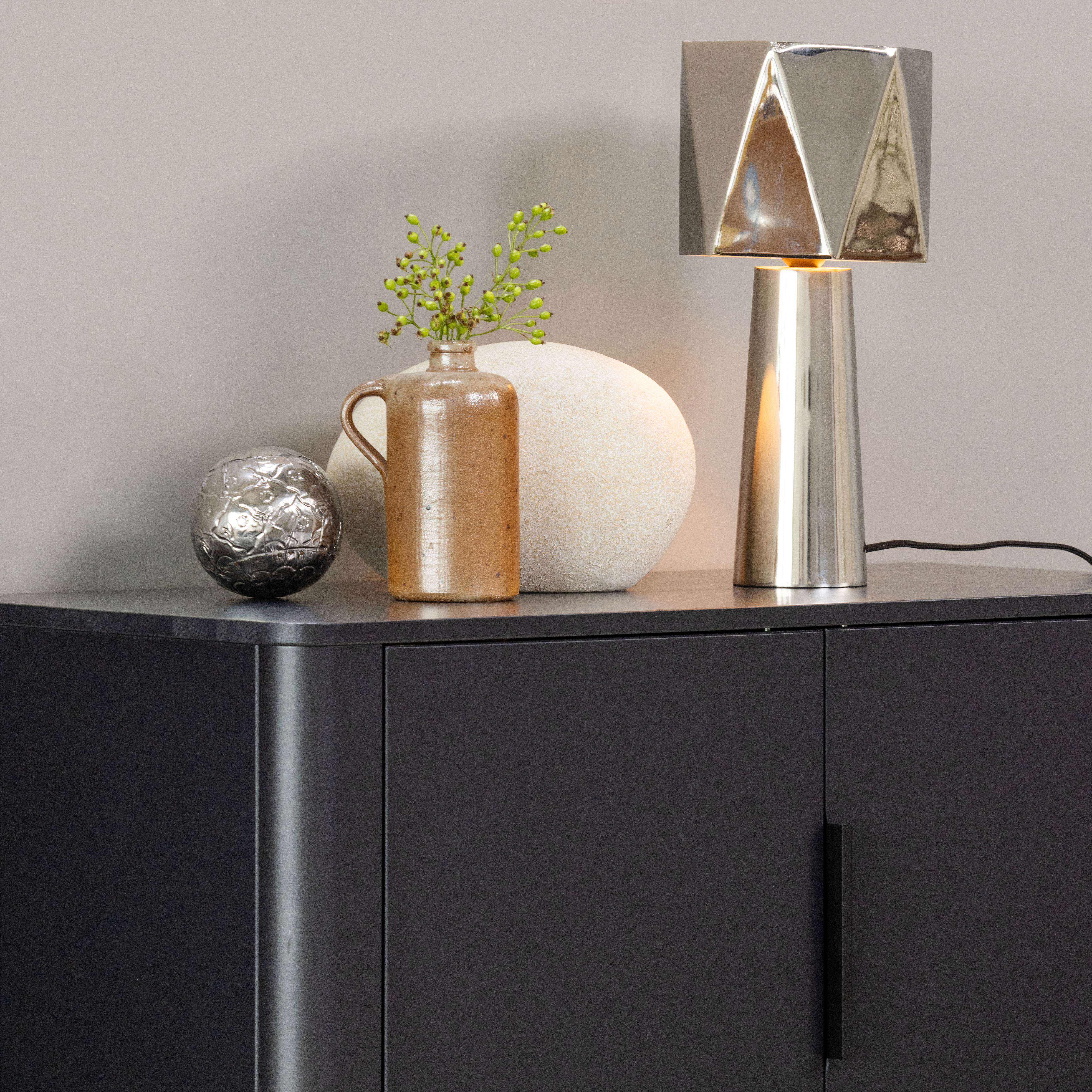 377692-MZ-377622-C-01_Gunnar_2-derus_kast_grenen_matzwart_Rea_tafellamp_vierkant.png?auto=webp&format=png&width=1500&height=1500