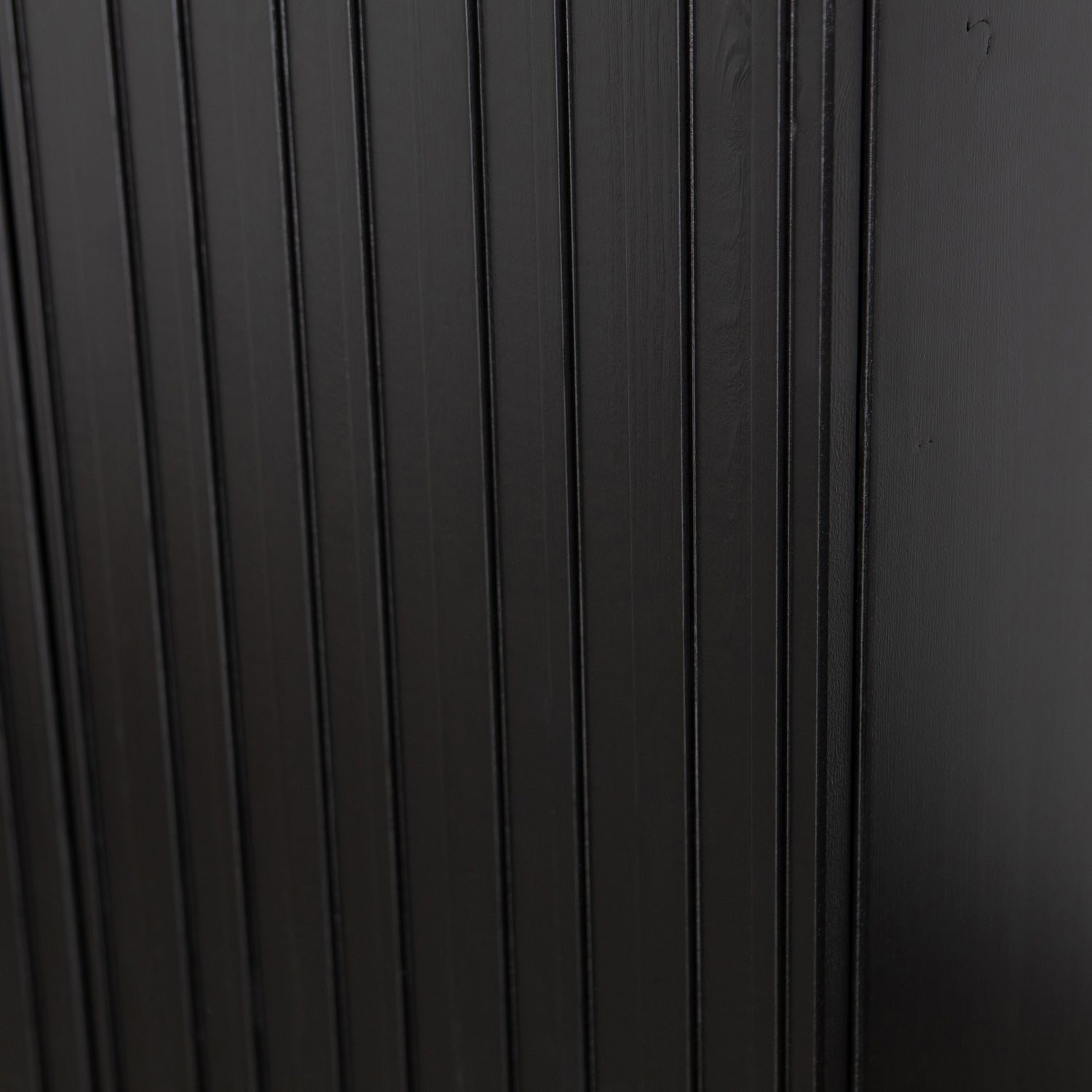 373474-Z-01_VS_New_Gravure_hoge_kast_met_lade_grenen_zwart_detail.jpg?auto=webp&format=png&width=1500&height=1500