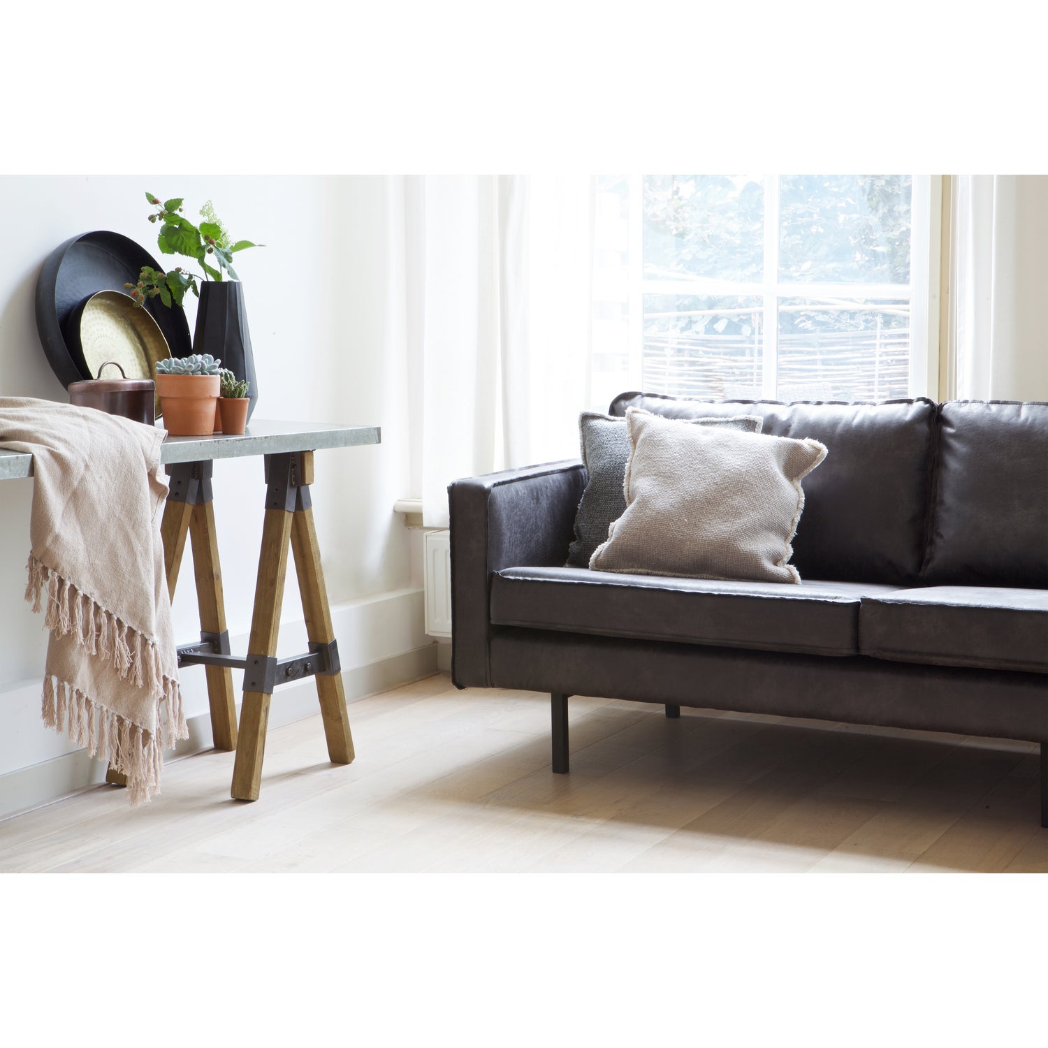 378618-Z_380400-N-800495_Rodeo_bank_Zwart_Support_sidetable_Coarse_kussen.jpg?auto=webp&format=png&width=1500&height=1500