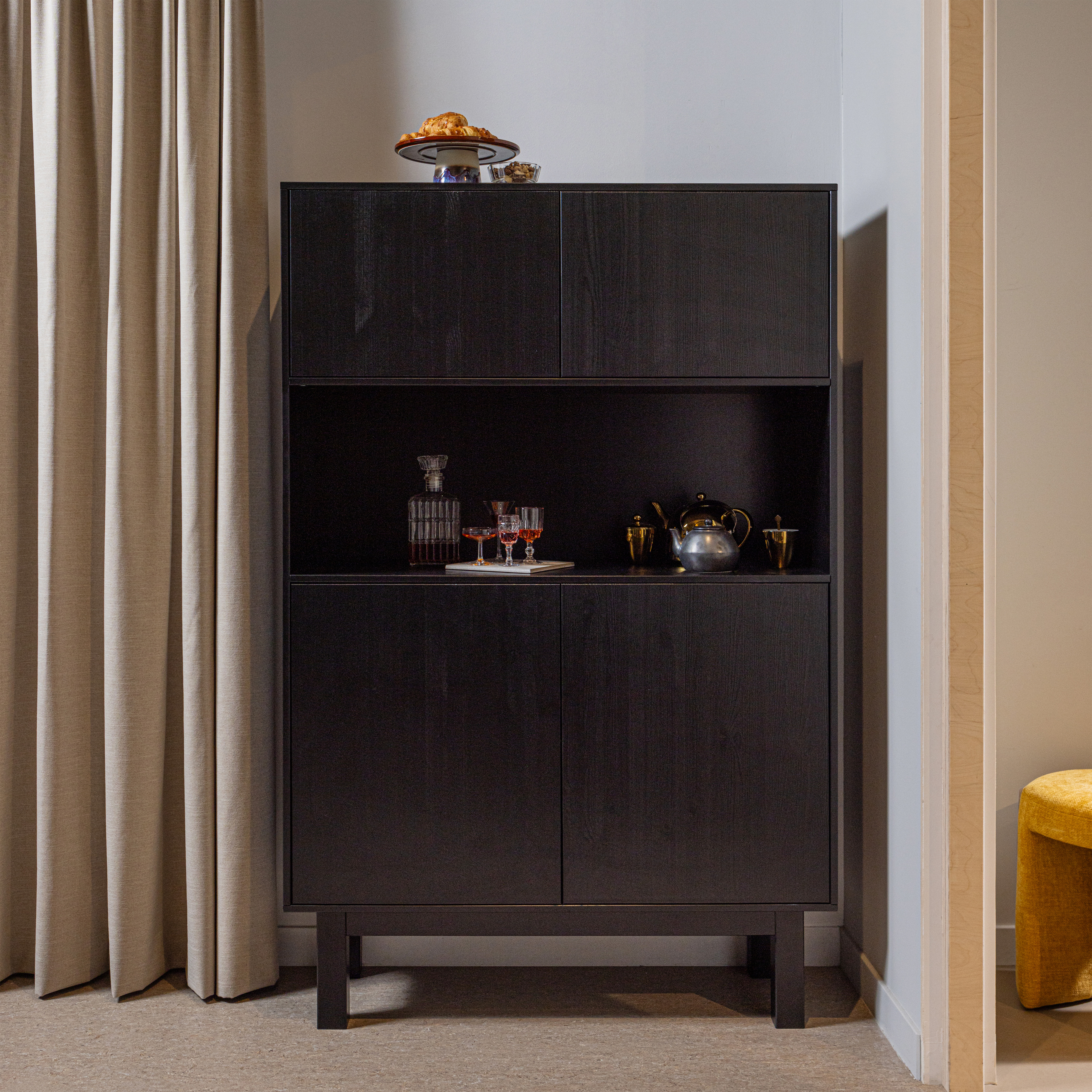 373467-Z-01_SF_WE_Finca_buffet_-_Drankkast_grenen_diep_zwart_vierkant.jpg?auto=webp&format=png&width=1500&height=1500