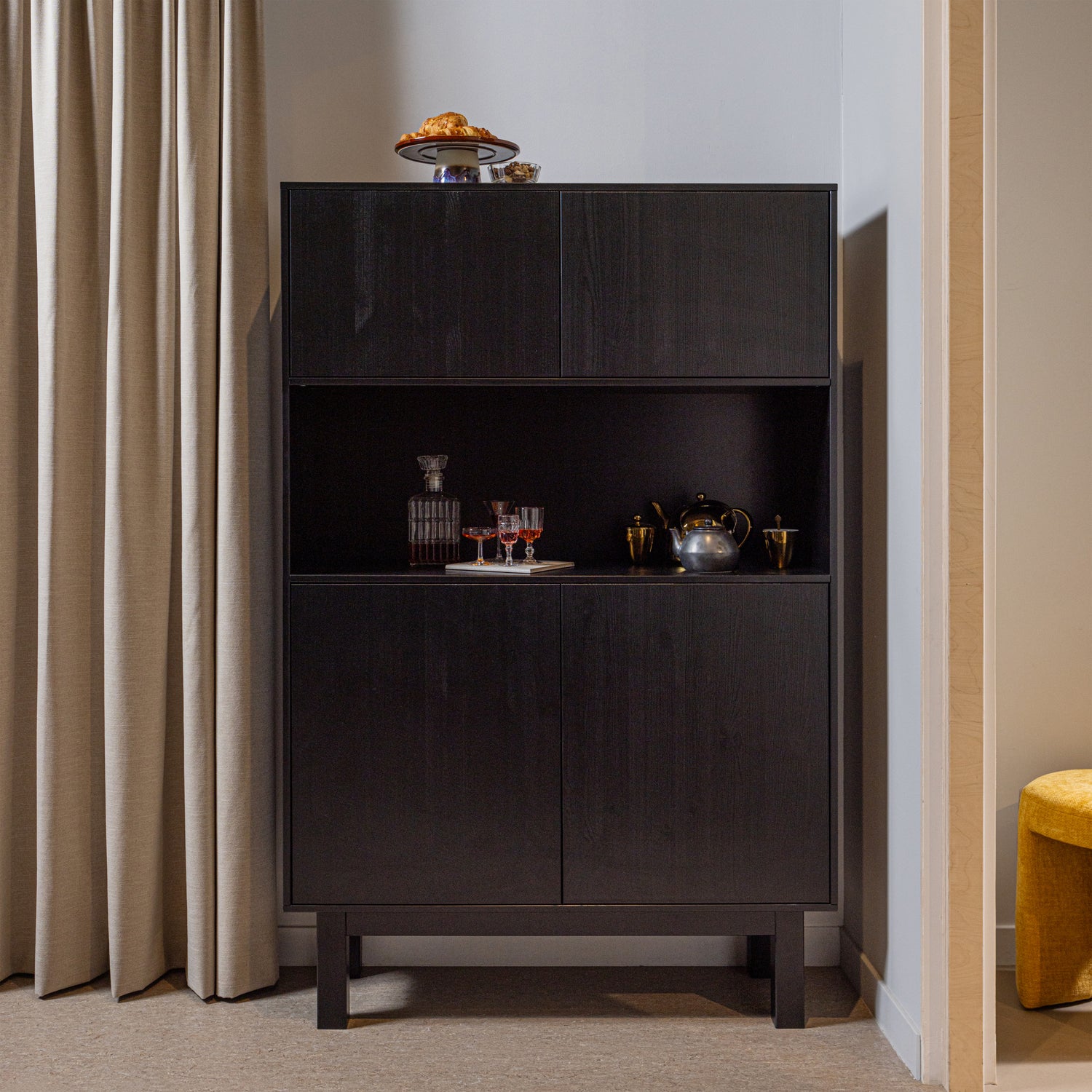 373467-Z-01_SF_WE_Finca_buffet_-_Drankkast_grenen_diep_zwart_vierkant.jpg?auto=webp&format=png&width=1500&height=1500