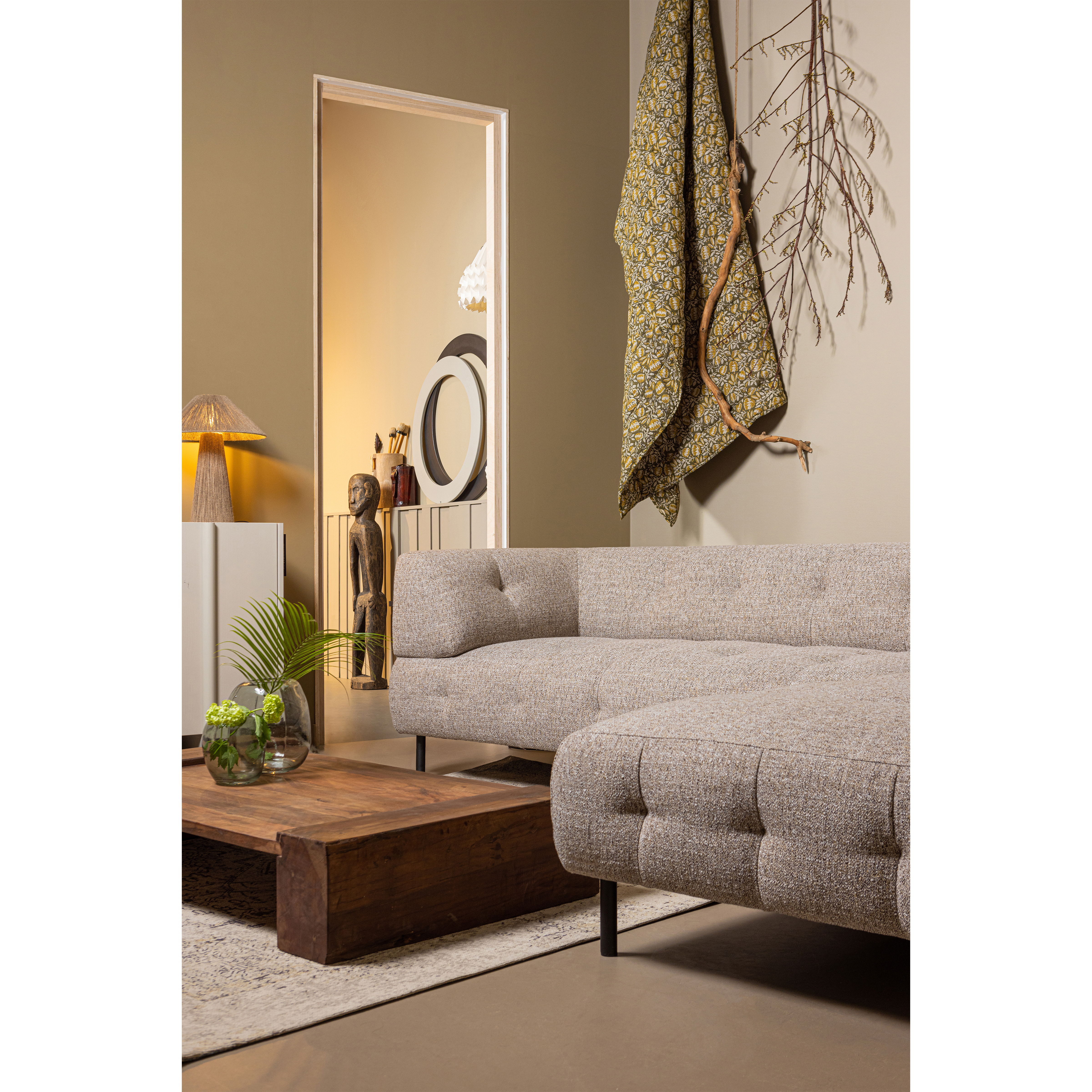 373681-BM-373970-B-373963-N-340497-B-340496-B-340513-M-01_SF_WE_Lloyd_hoekbank_Cuno_salontafel_Pepe_tafellamp_Elio_vaas_Eric_vloerkleed.jpg?auto=webp&format=png&width=1500&height=1500