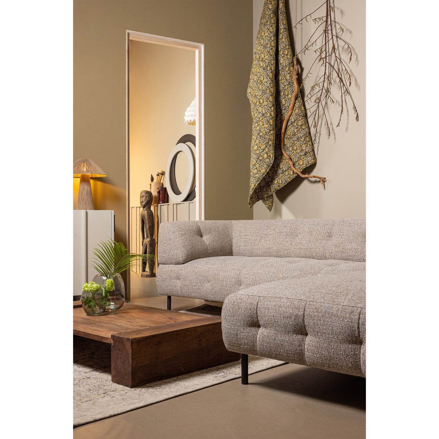 373681-BM-373970-B-373963-N-340497-B-340496-B-340513-M-01_SF_WE_Lloyd_hoekbank_Cuno_salontafel_Pepe_tafellamp_Elio_vaas_Eric_vloerkleed.jpg?auto=webp&format=png&width=1500&height=1500