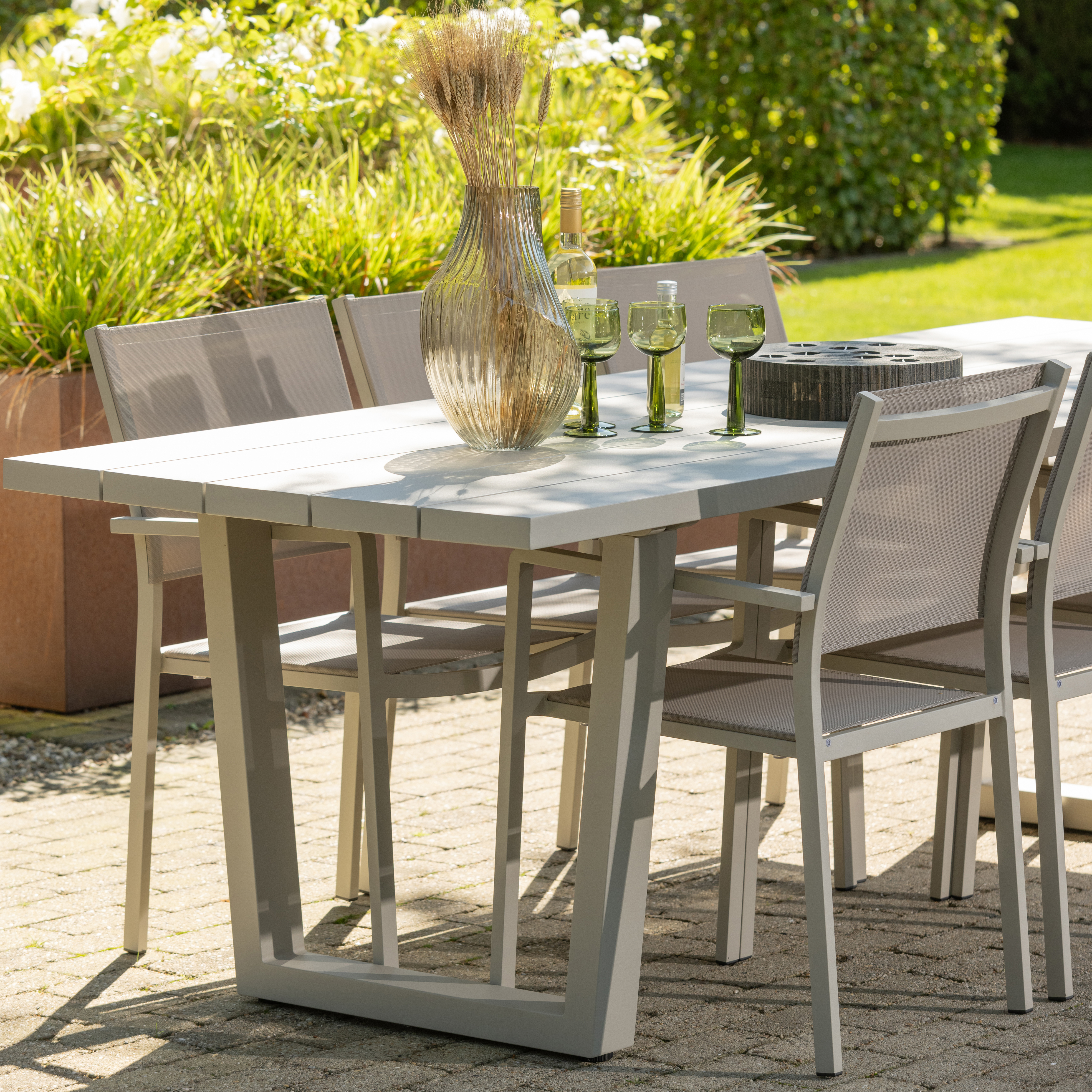 500008-Z-500013-Z-02_SF_EXT_Bear_eettafel_aluminium_zand_Fowl_eetstoel_aluminium_textileen_zand_VIERKANT.jpg?auto=webp&format=png&width=1500&height=1500