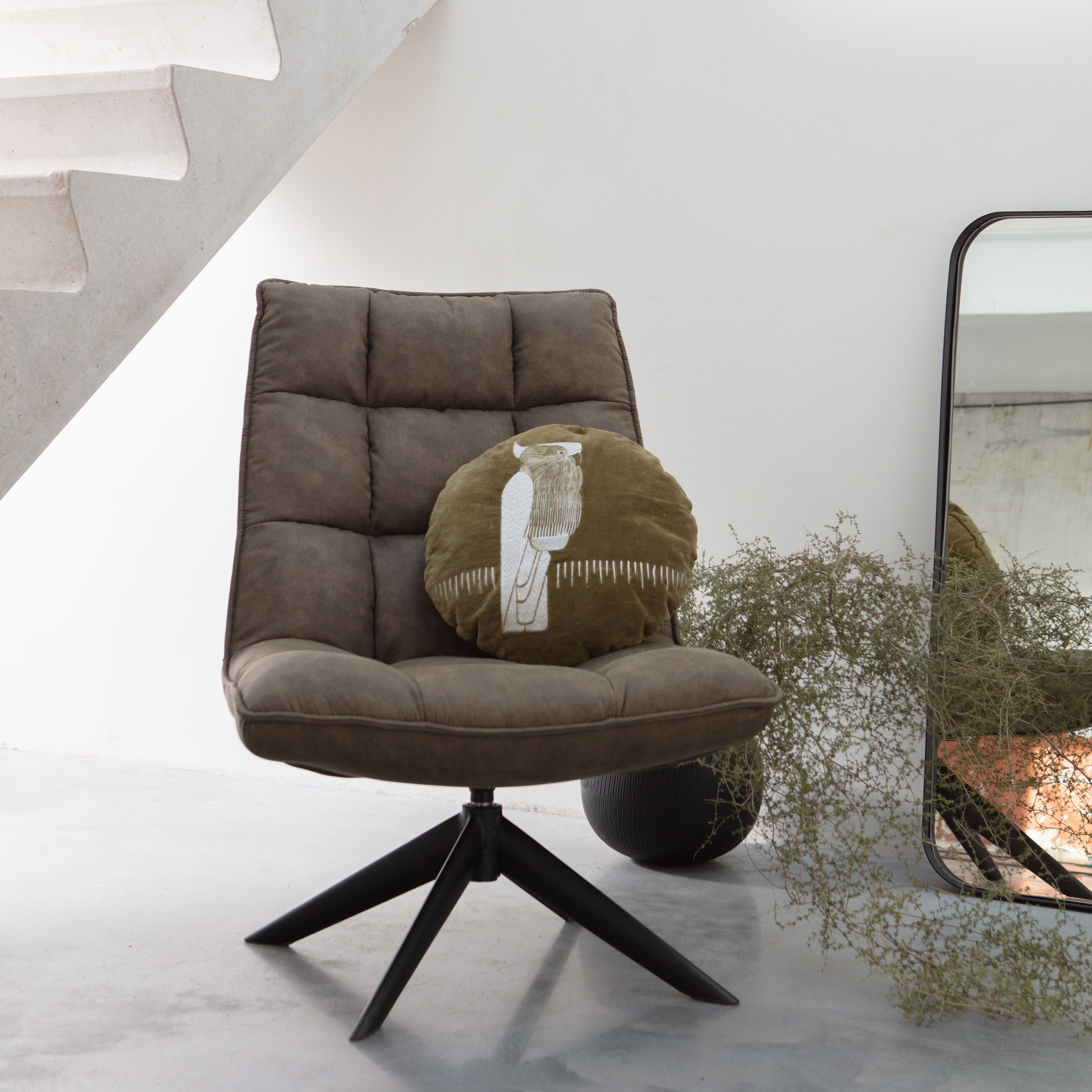 373303-GR-373328-L-373908-Z-01_SF_FA_Jouke_draaifauteuil_Coco_kussen_Doutzen_spiegel_VIERKANT.jpg?auto=webp&format=png&width=1500&height=1500