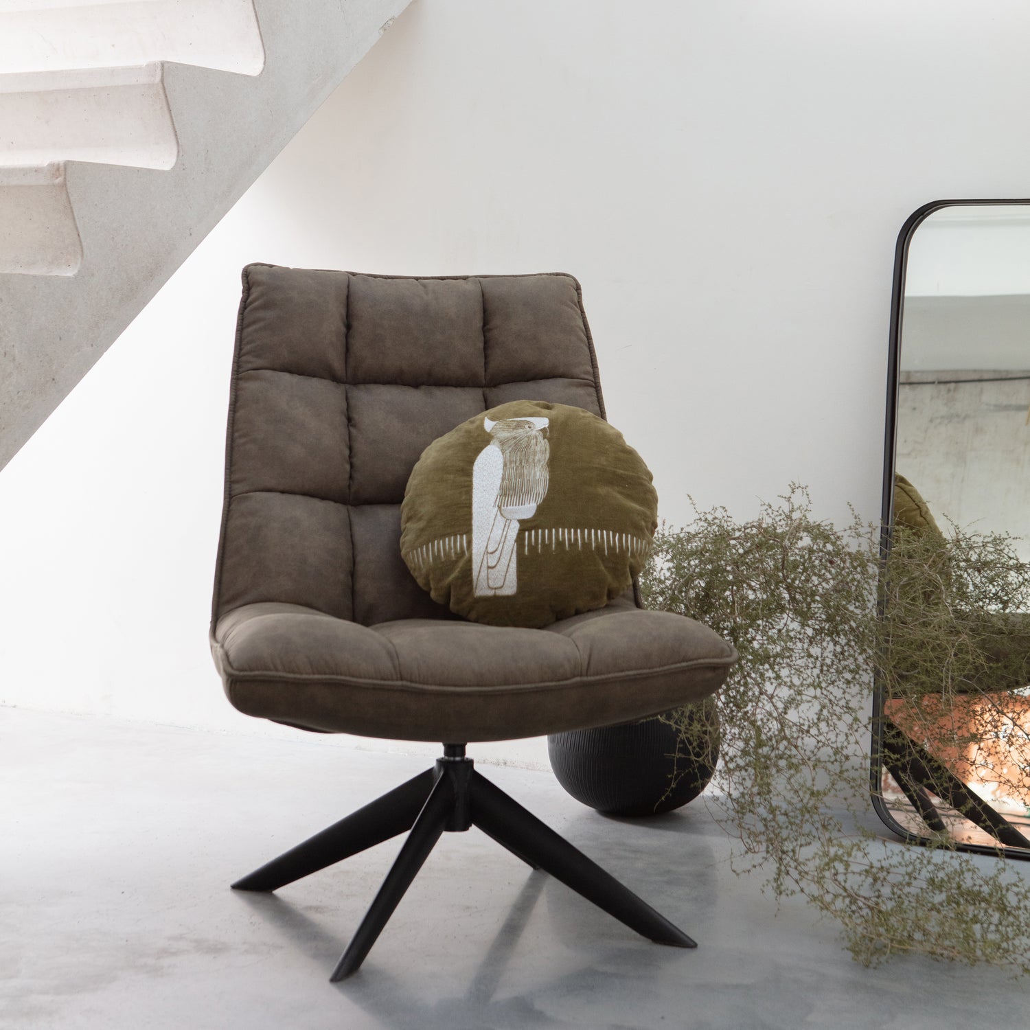 373303-GR-373328-L-373908-Z-01_SF_FA_Jouke_draaifauteuil_Coco_kussen_Doutzen_spiegel_VIERKANT.jpg?auto=webp&format=png&width=1500&height=1500