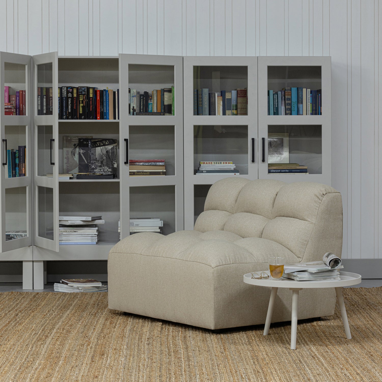 377074-Z-200181-M-01_SF_BL_Pepper_fauteuil_zand_Bonk_vitrinekast_Sasha_bijzet_VIERKANT.jpg?auto=webp&format=png&width=1500&height=1500