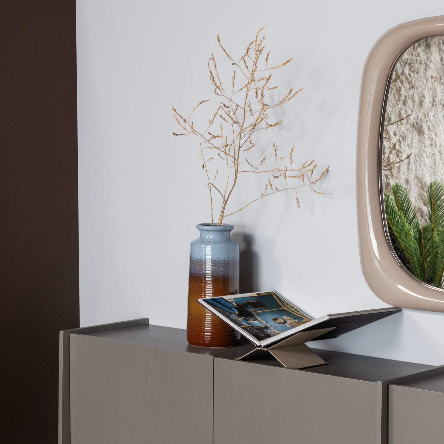 377228-A__375066-BG_01_SF_Brook_boekenstandaard_zand_Decennia_XL_vierkant.jpg?auto=webp&format=png&width=1500&height=1500