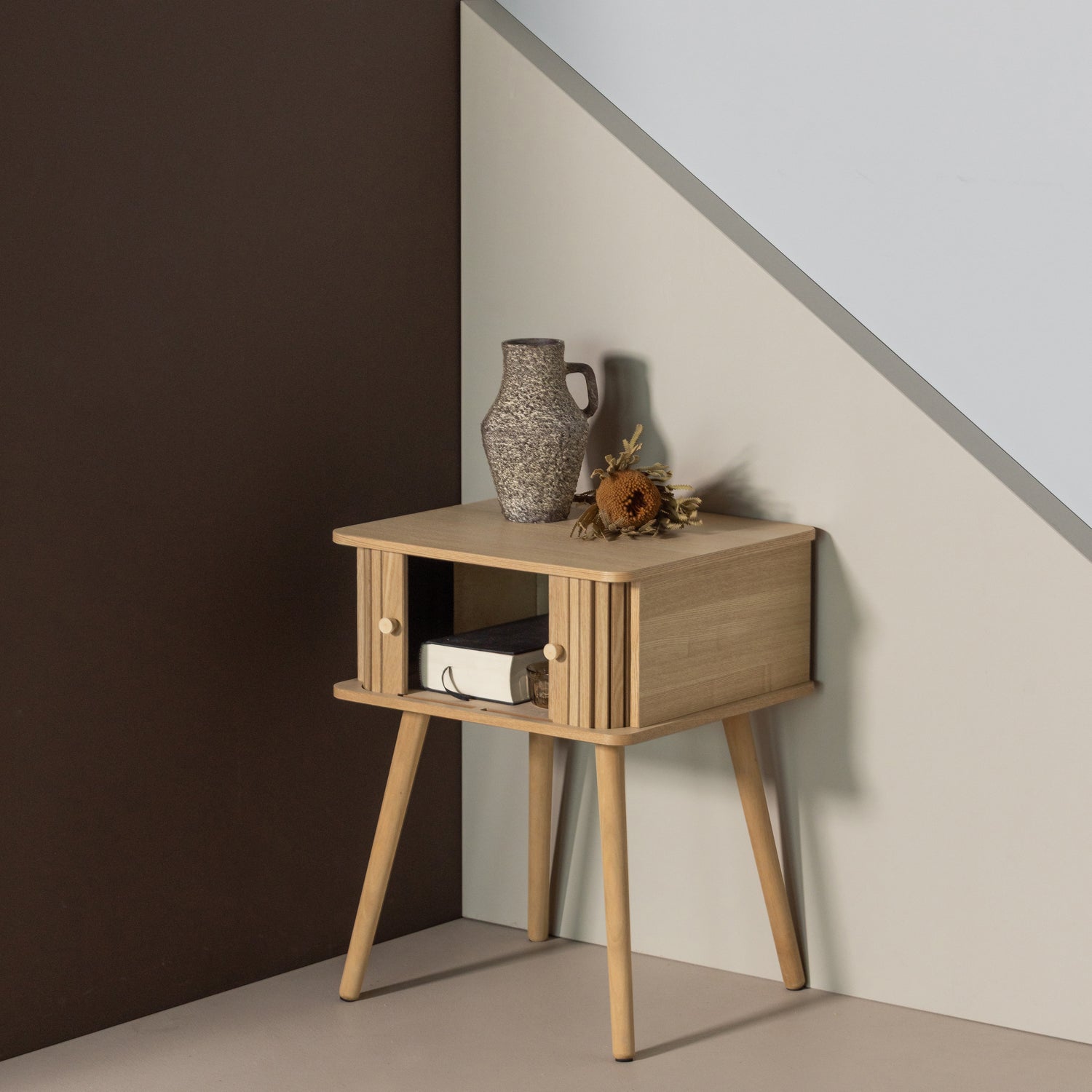 377906-N_02_SF_Karri_nachtkastje_recht_mdf_grenen_naturel_vierkant.jpg?auto=webp&format=png&width=1500&height=1500