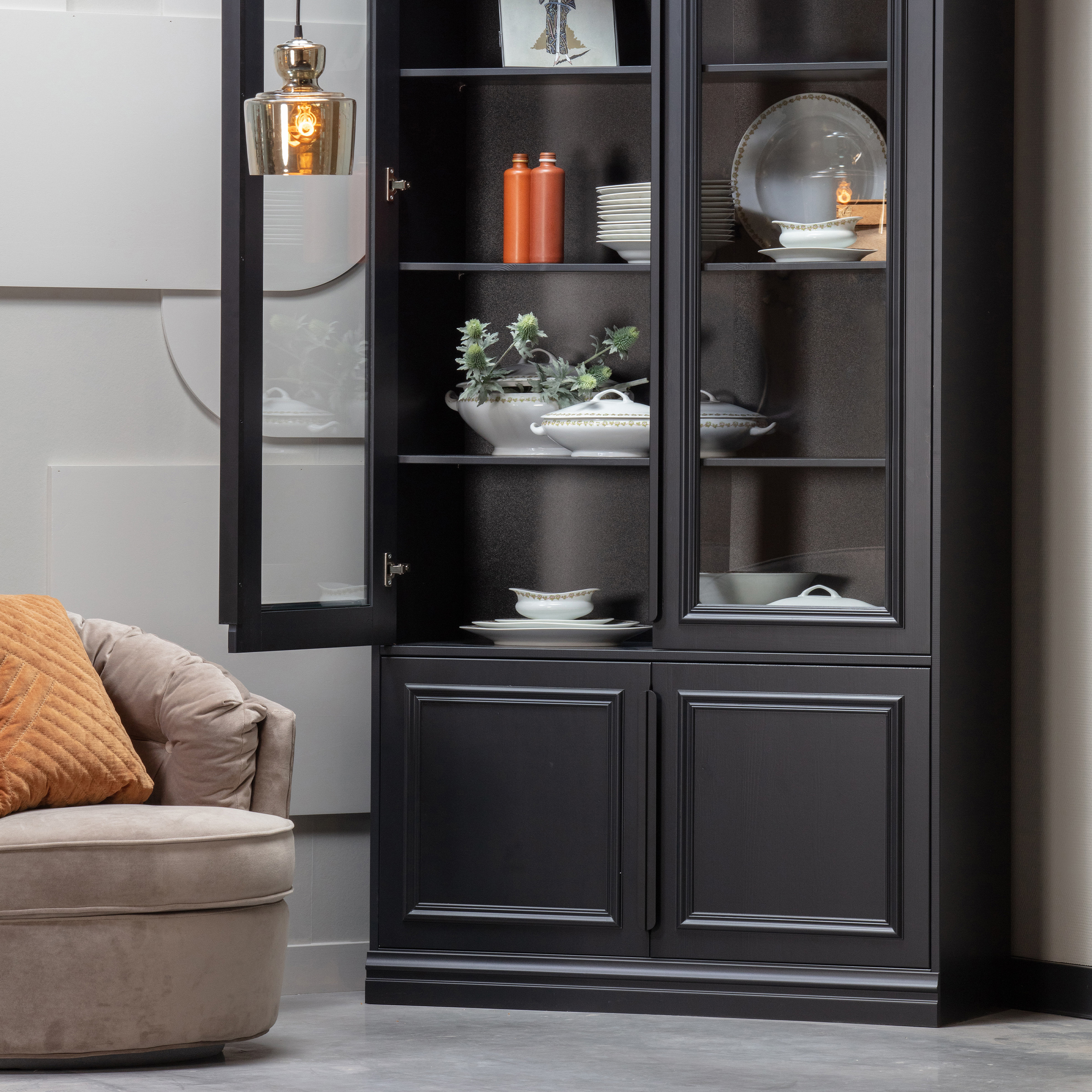 800278-Z-800131-B-800928-G-01_SF_Organize_vitrine_zwart_Stream_hanglamp_Carousel_VIERKANT.jpg?auto=webp&format=png&width=1500&height=1500