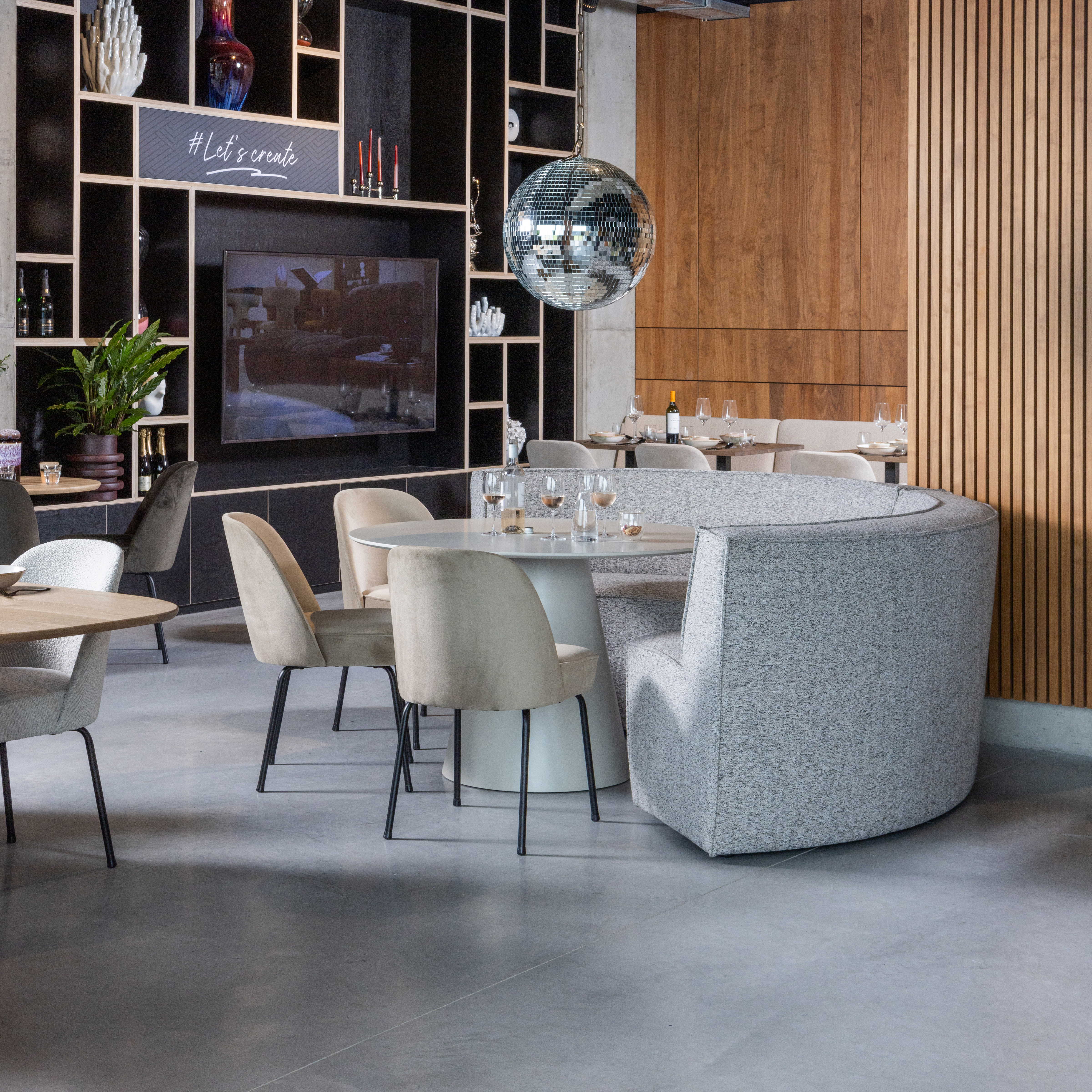 200426-Z-200419-Z-800816-P-340512-A-374082-Z-02_SF_FA_Europa_4_2_zits_eetbank_Vogue_pistache_Jorre_eettafel_Discobal_50cm_VIERKANT.jpg?auto=webp&format=png&width=1500&height=1500