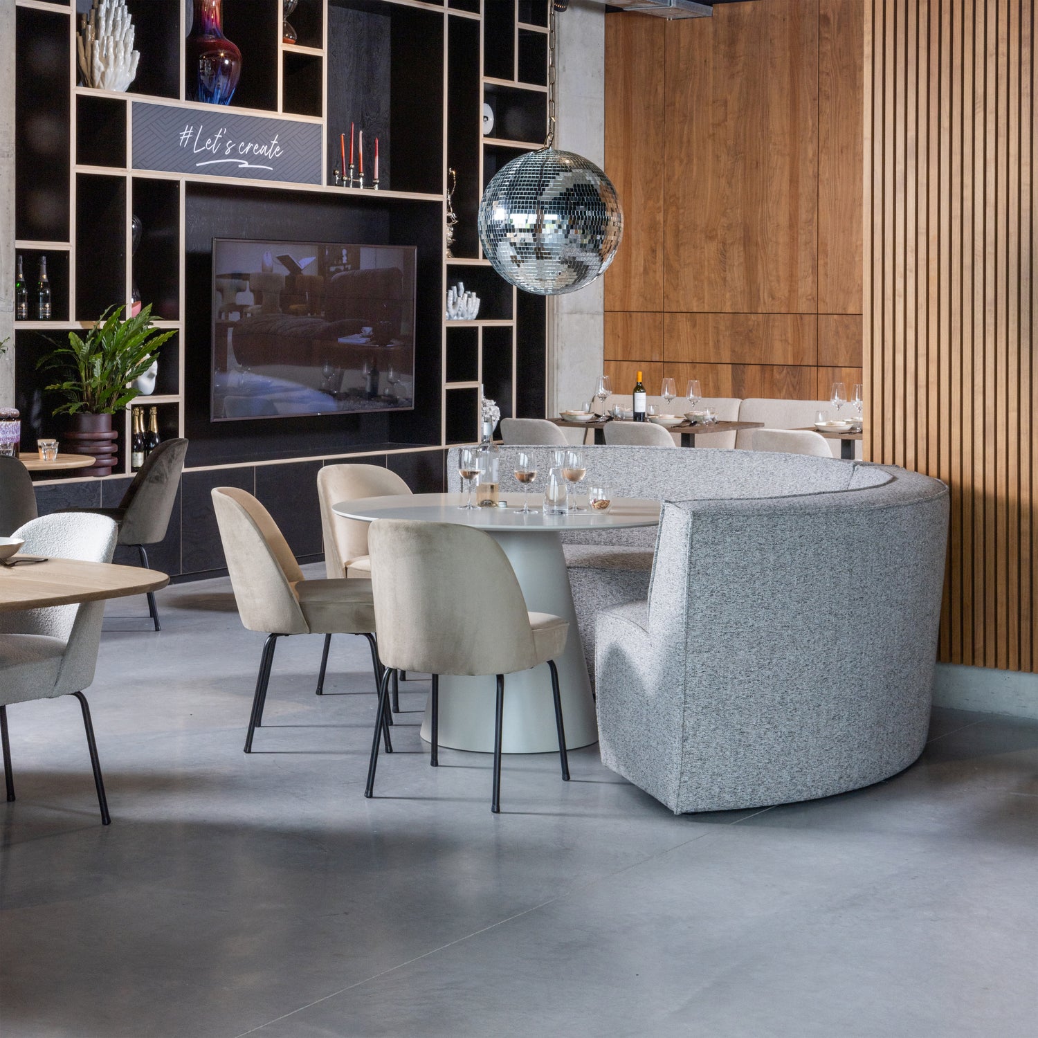 200426-Z-200419-Z-800816-P-340512-A-374082-Z-02_SF_FA_Europa_4_2_zits_eetbank_Vogue_pistache_Jorre_eettafel_Discobal_50cm_VIERKANT.jpg?auto=webp&format=png&width=1500&height=1500