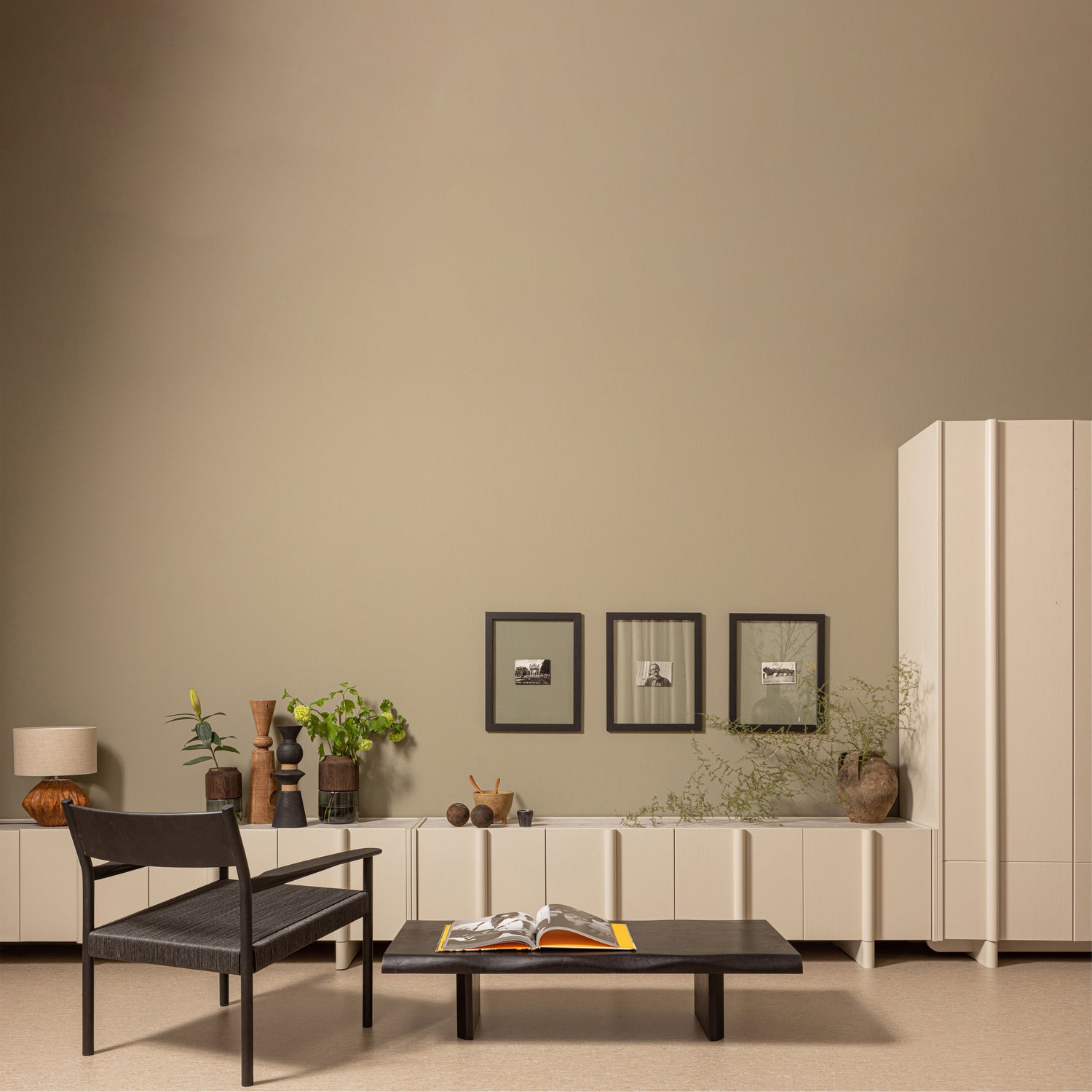 373994-D-373992-D-340507-Z-373960-Z-01_SF_WE_Basu_tv-meubel_opbergkast_Lael_fauteuil_Cali_salontafel_VIERKANT.jpg?auto=webp&format=png&width=1500&height=1500