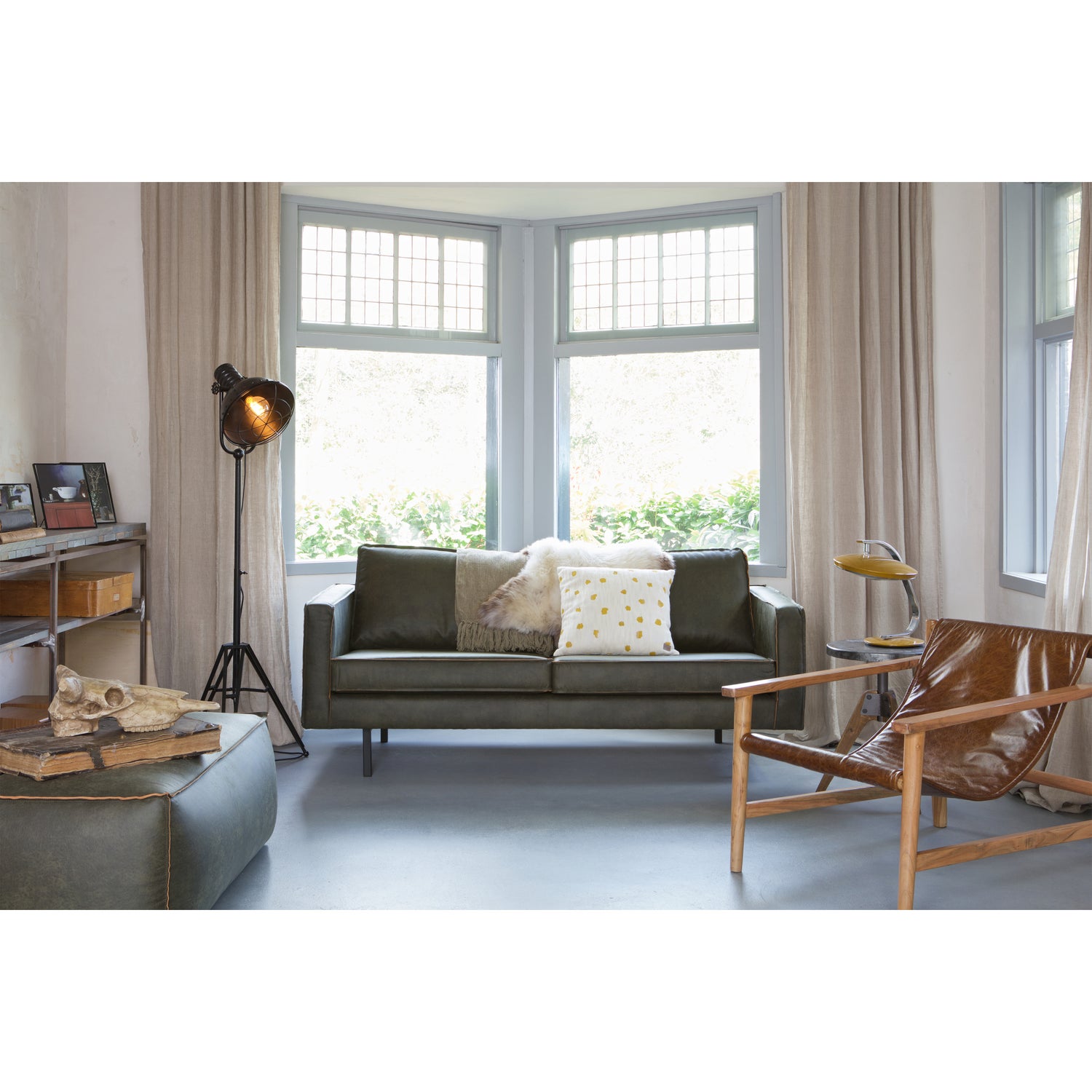 378609-A-800468-Z-378610-A-800477-N-01_SF_BP_Rodeo_2_5_army_Spotlight_lamp_zwart_Rodeo_poef_army_Sling_cognac_fauteuil.jpg?auto=webp&format=png&width=1500&height=1500