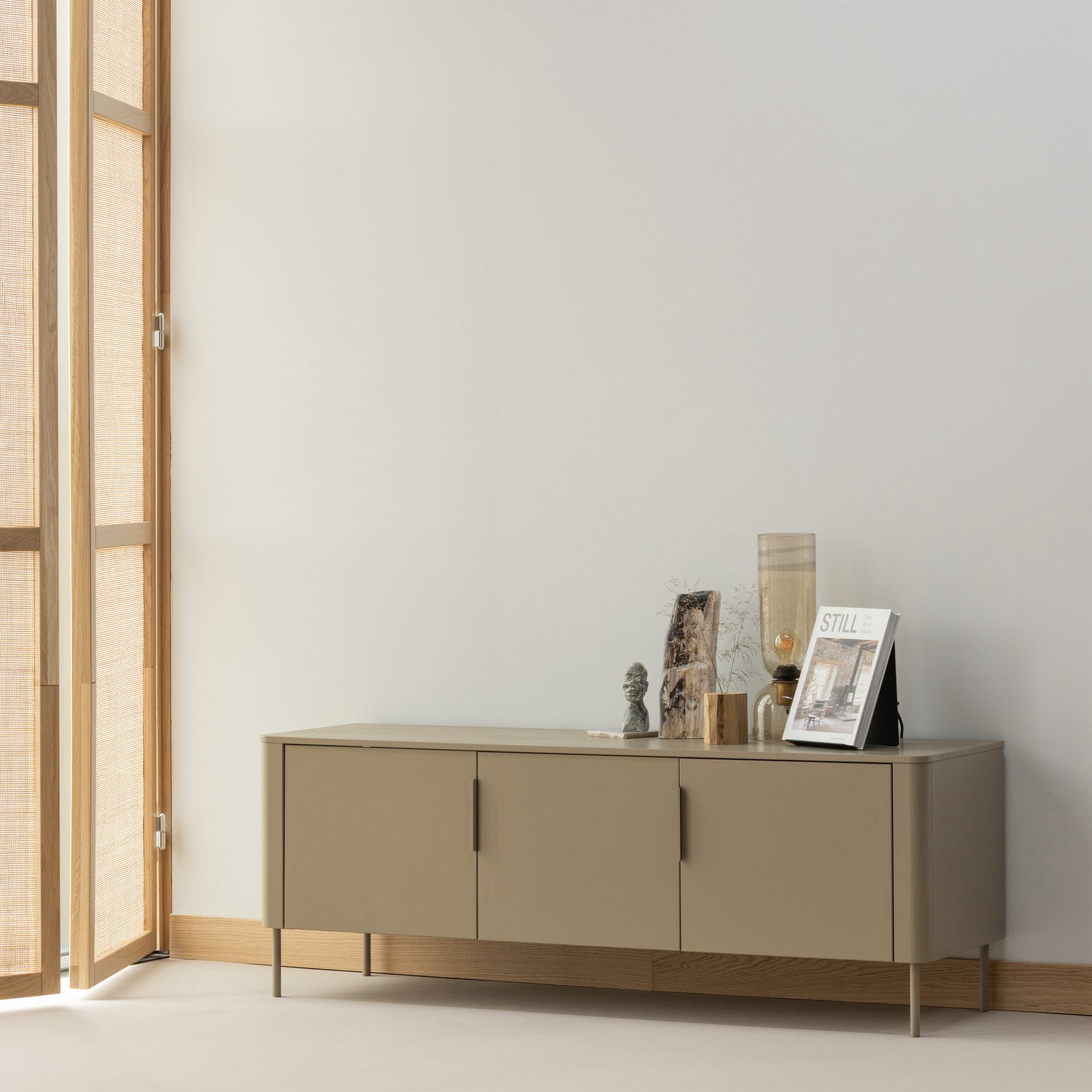 377593-MD-375035-N-02_SF_WP_Gunnar_tv_meubel_Gigi_tafellamp_vierkant.png?auto=webp&format=png&width=1500&height=1500