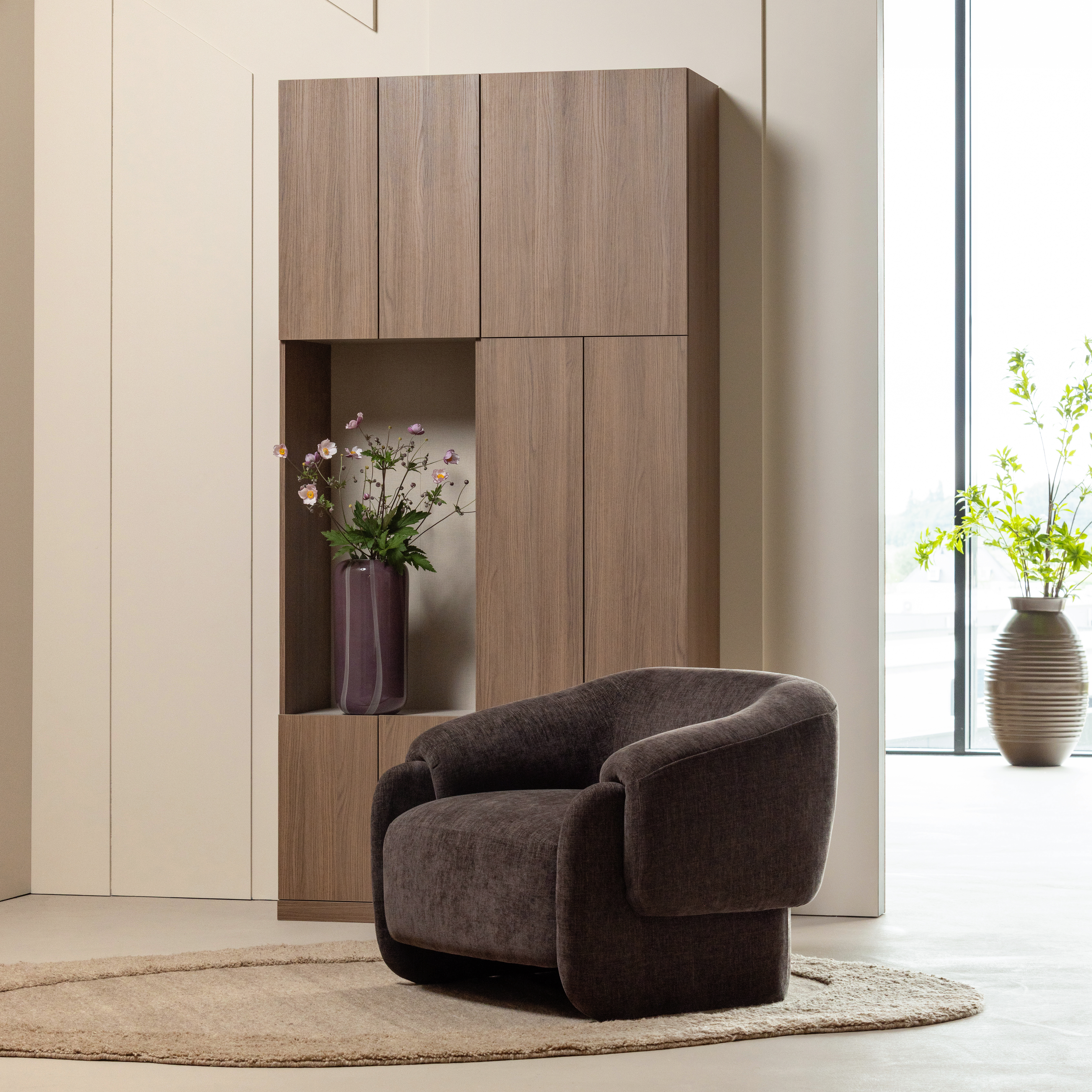 378192-W__378145-W__378144-W__378076-DB__377477-P__378074-Z_01_SF_WP_Build_wandkast_combinatie_108_cm_eiken_decor_bruin_Moru_fauteuil_chenille_donkerbruin_Arles_vaas_Milio_vierkant.jpg?auto=webp&format=png&width=1500&height=1500