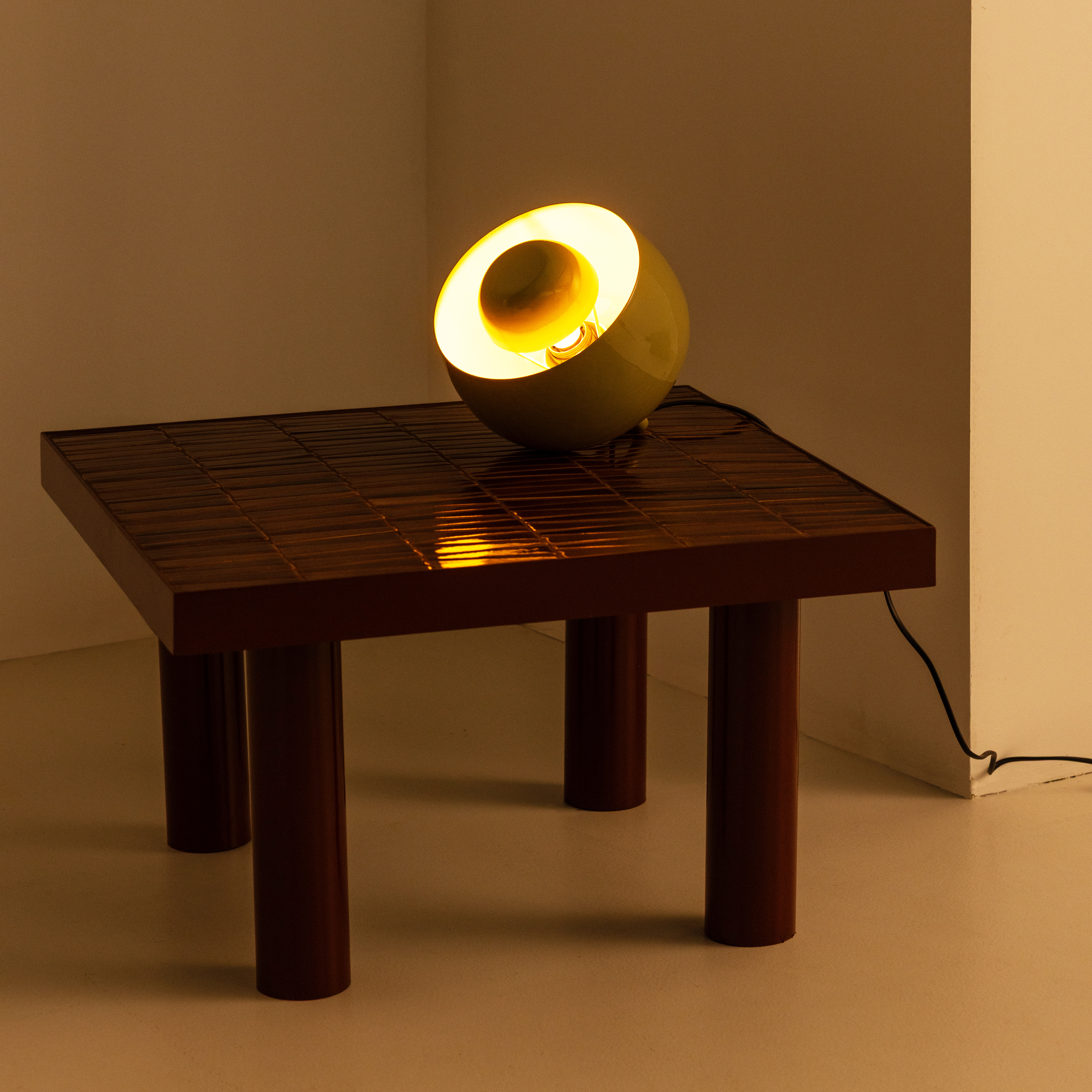 378059-R__377884-I_02_SF_Olvo_bijzettafel_bordeauxrood_Mero_tafellamp_lichtgroen_vierkant.jpg?auto=webp&format=png&width=1500&height=1500