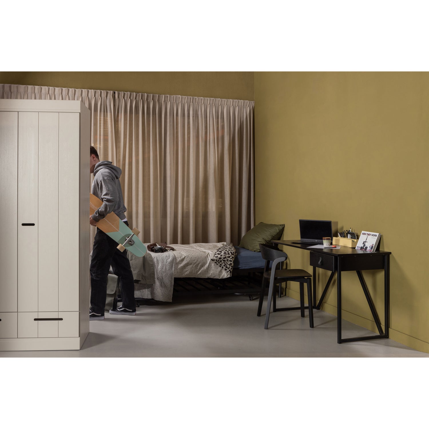 377135-BN-377393-Z-374064-Z-360305-BET-02_SF_WE_Julius_bureau_blacknight_Cras_zwart_Lucy_Connect_PS.jpg?auto=webp&format=png&width=1500&height=1500