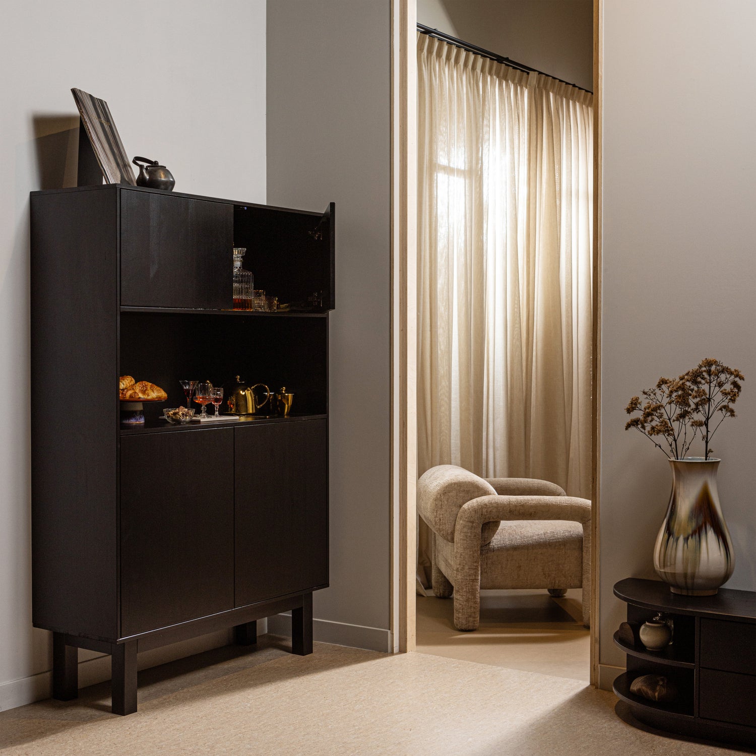 373467-Z-340483-Z-02_SF_WE_Finca_buffet_-_Drankkast_Lenny_fauteuil_vierkant.jpg?auto=webp&format=png&width=1500&height=1500