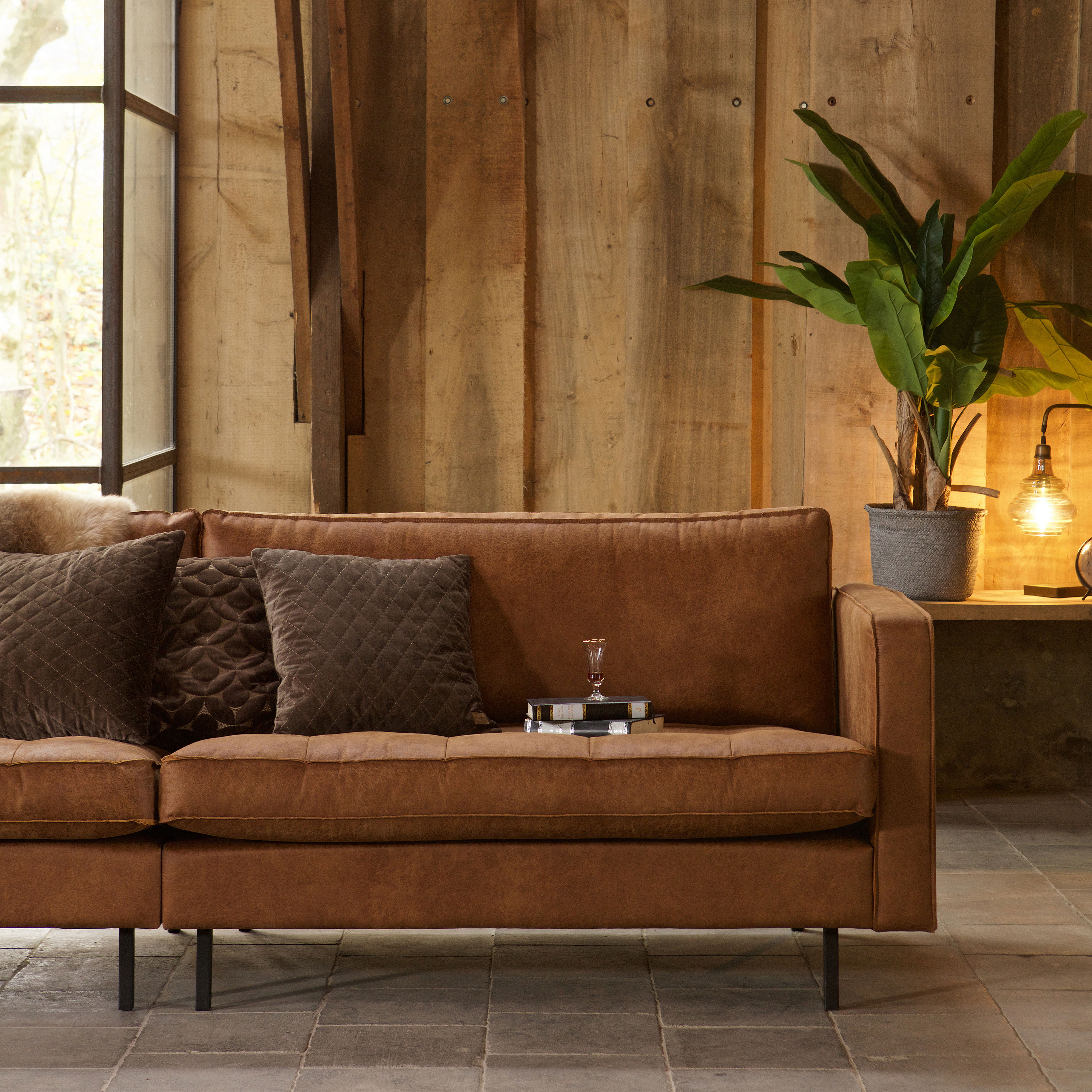 800576-C-800621-B-01_SF_BP_Rodeo_bank_cognac_Obvious_tafellamp_VIERKANT.jpg?auto=webp&format=png&width=1500&height=1500