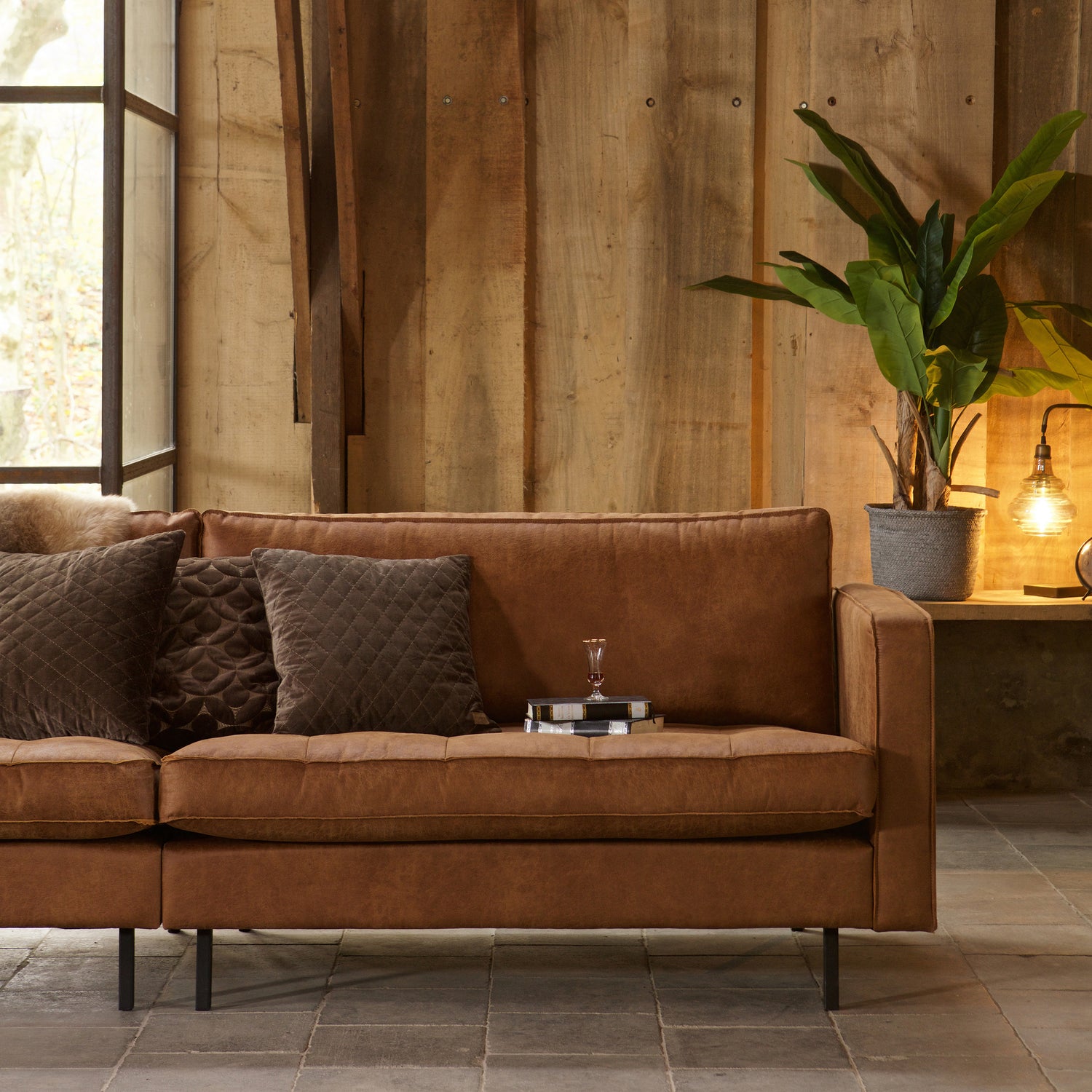 800576-C-800621-B-01_SF_BP_Rodeo_bank_cognac_Obvious_tafellamp_VIERKANT.jpg?auto=webp&format=png&width=1500&height=1500