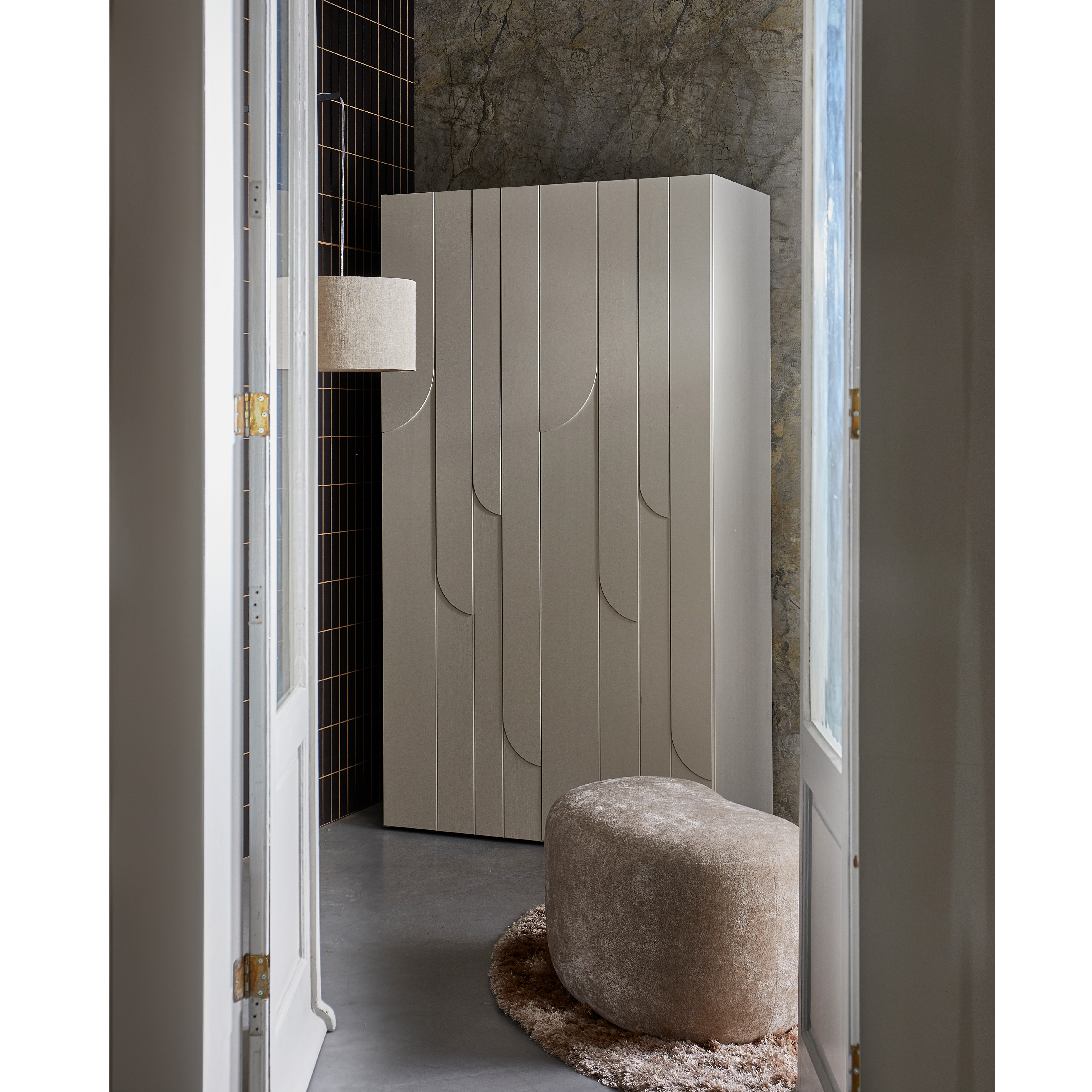 RAIN-OPKA-1-DU-RAIN-KLKA-1-DU-801431-N-01_SF_WE_Rain_opbergkast_kledingkast_grenen_dust_Popular_poef.jpg?auto=webp&format=png&width=1500&height=1500