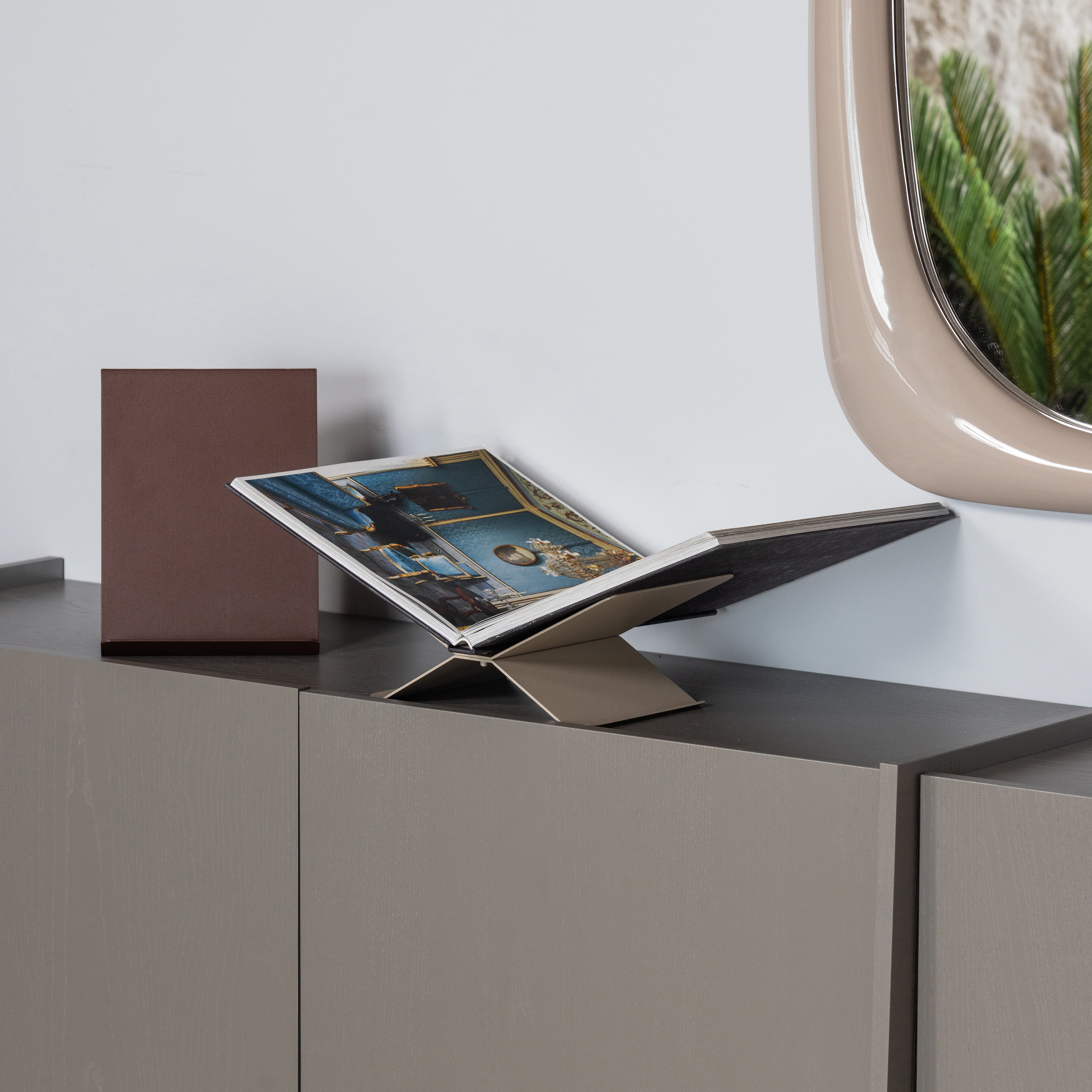 377228-A__377227-D_01_SF_Brook_boekenstandaard_zand_donkerbruin_vierkant.jpg?auto=webp&format=png&width=1500&height=1500