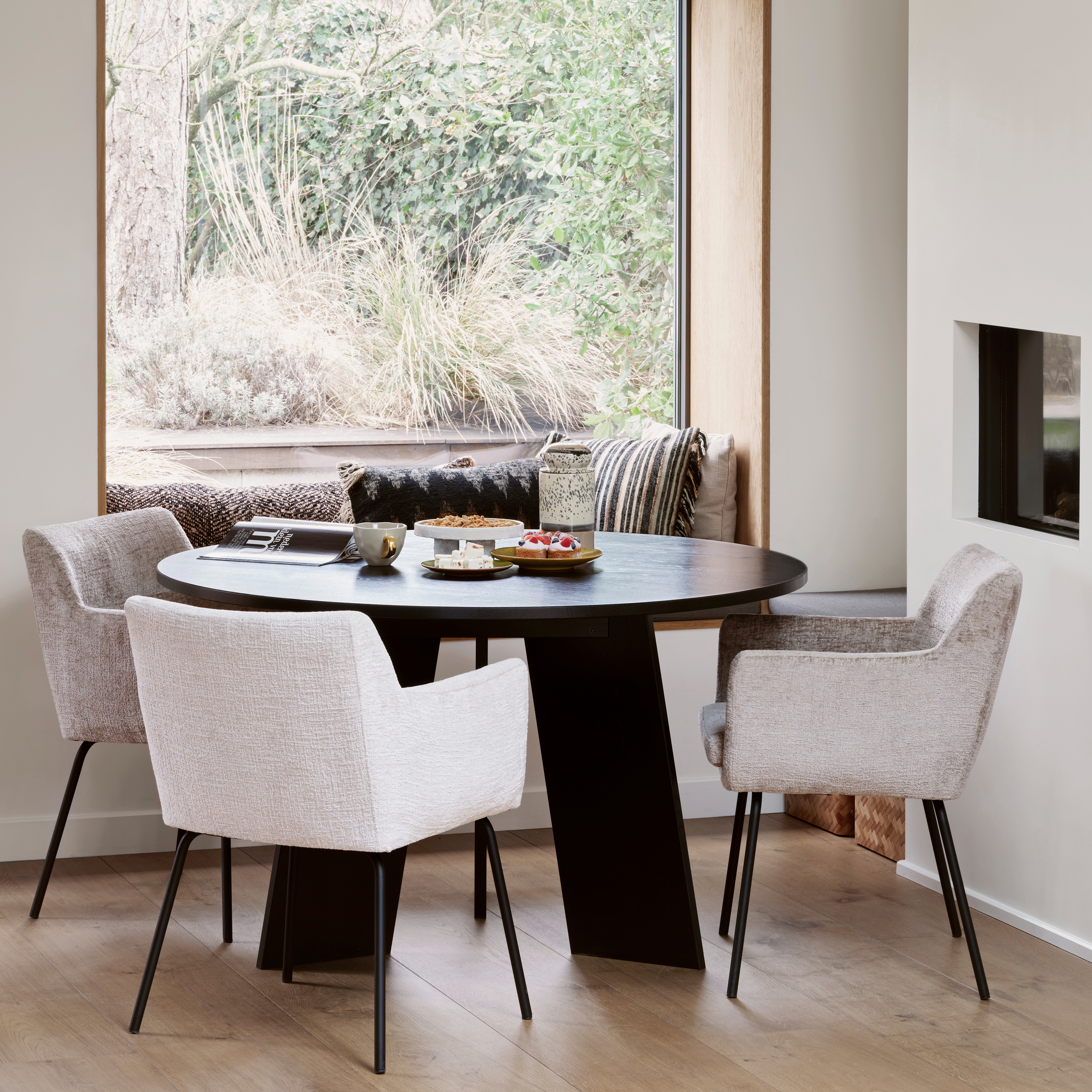 200360-Z-200360-W-200188-Z-200386-Z-200388-Z-200387-Z-01_SF_BL_Fries_eettafel_Kam_zand_white_Kras_Lits_Meet_kussen_VIERKANT.jpg?auto=webp&format=png&width=1500&height=1500