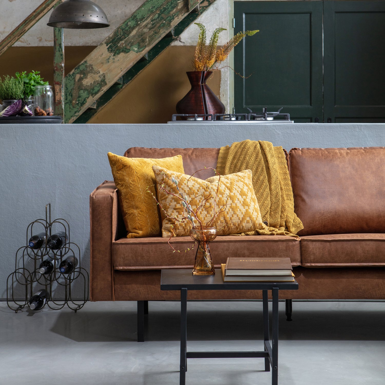 800971-B-378618-B-800954-Z-800823-M-800065-B-800924-M-01_SF_BP_Rodeo_hoekbank_3_zits_cognac_Turn_around_bijzettafel_Kettle_hanglamp_Feast_wijnrek_Cross_stitch_VIERKANT.jpg?auto=webp&format=png&width=1500&height=1500