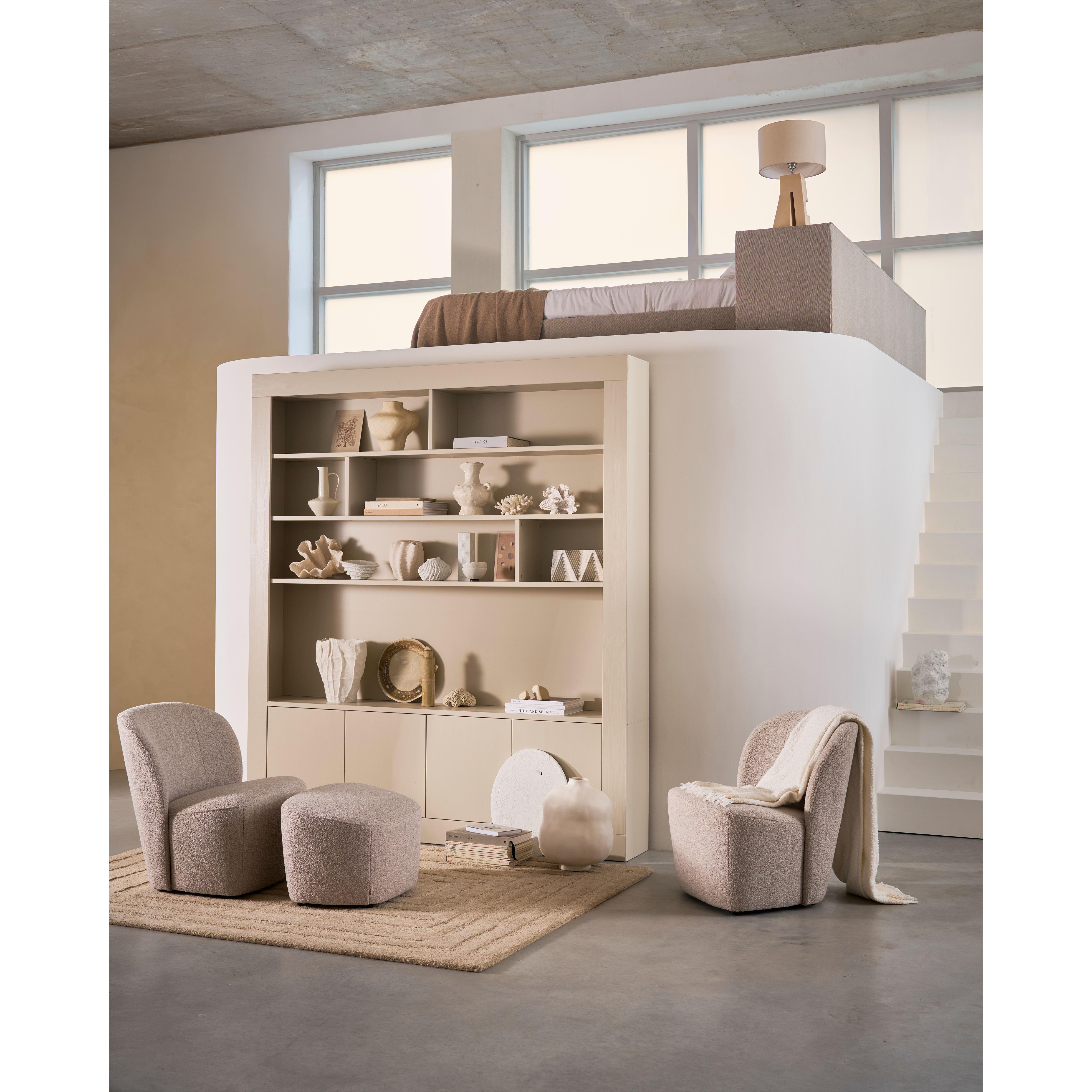 400545-D-375153-HON-375153-HOG-375165-HOG-01_SF_VT_Wallcover_wandkast_210cm_Lofty_fauteuil_hocker.png?auto=webp&format=png&width=1500&height=1500