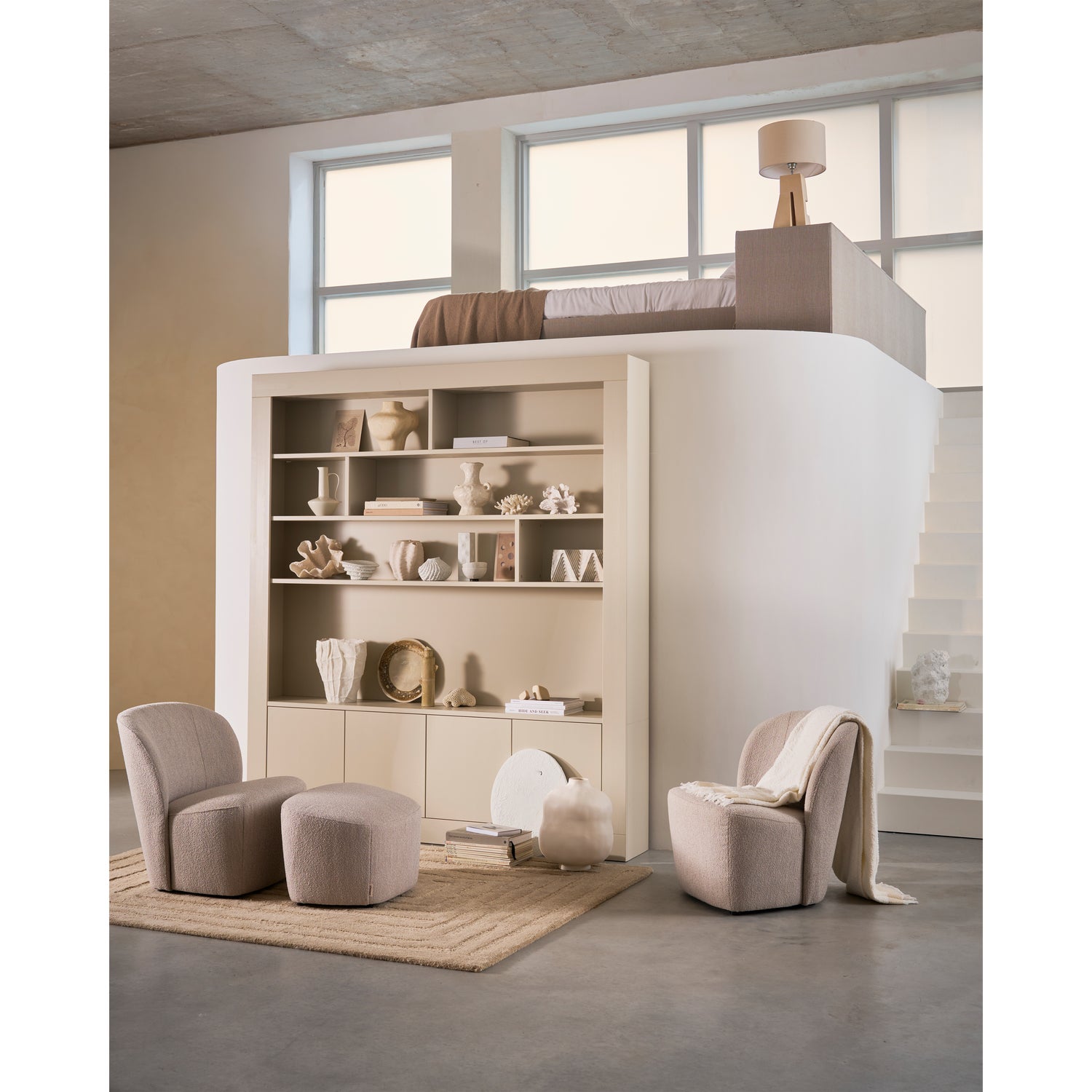 400545-D-375153-HON-375153-HOG-375165-HOG-01_SF_VT_Wallcover_wandkast_210cm_Lofty_fauteuil_hocker.png?auto=webp&format=png&width=1500&height=1500