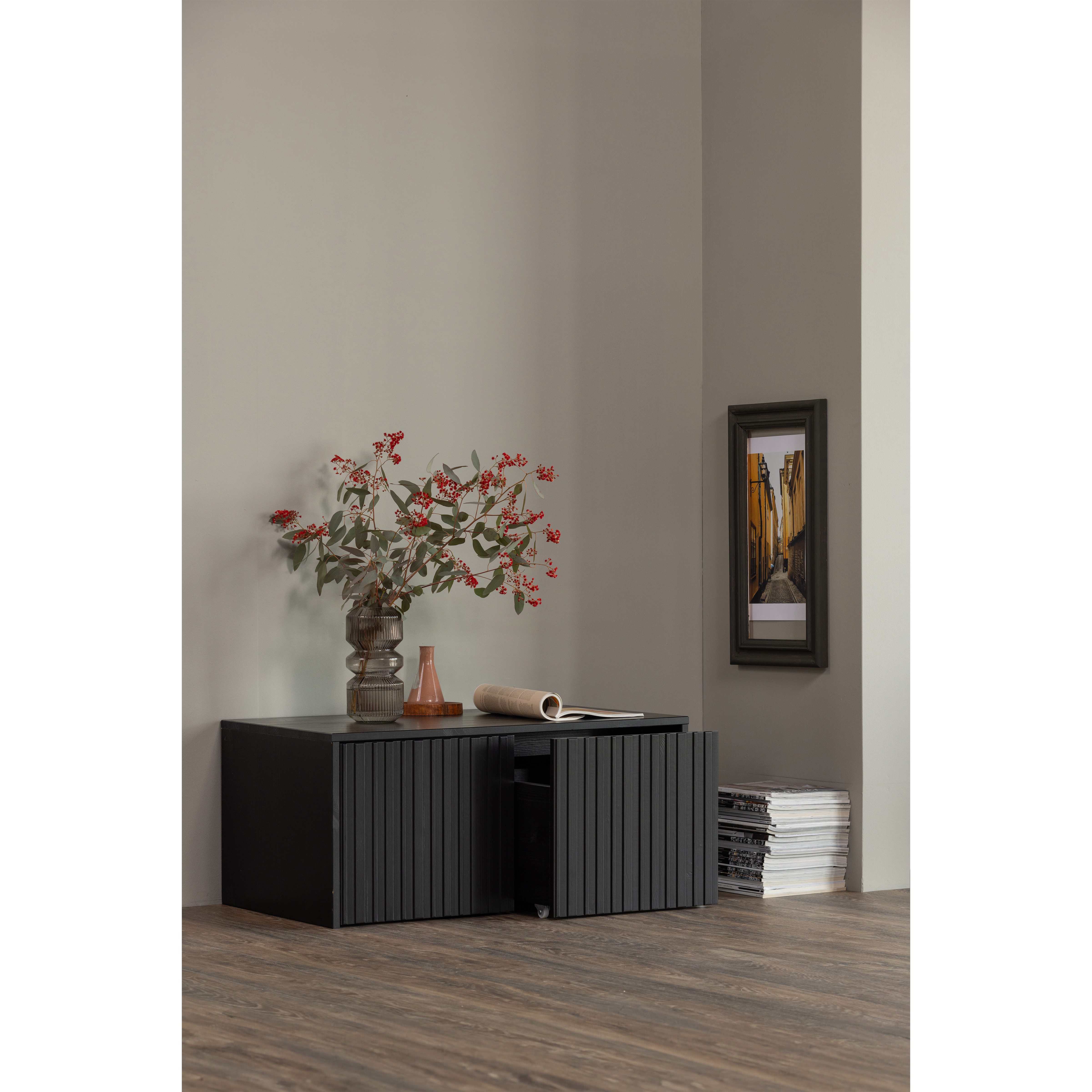 374040-Z-373530-G-01_SF_WE_New_gravure_kistbank_zwart_Lyle_vaas_warm_groen.jpg?auto=webp&format=png&width=1500&height=1500