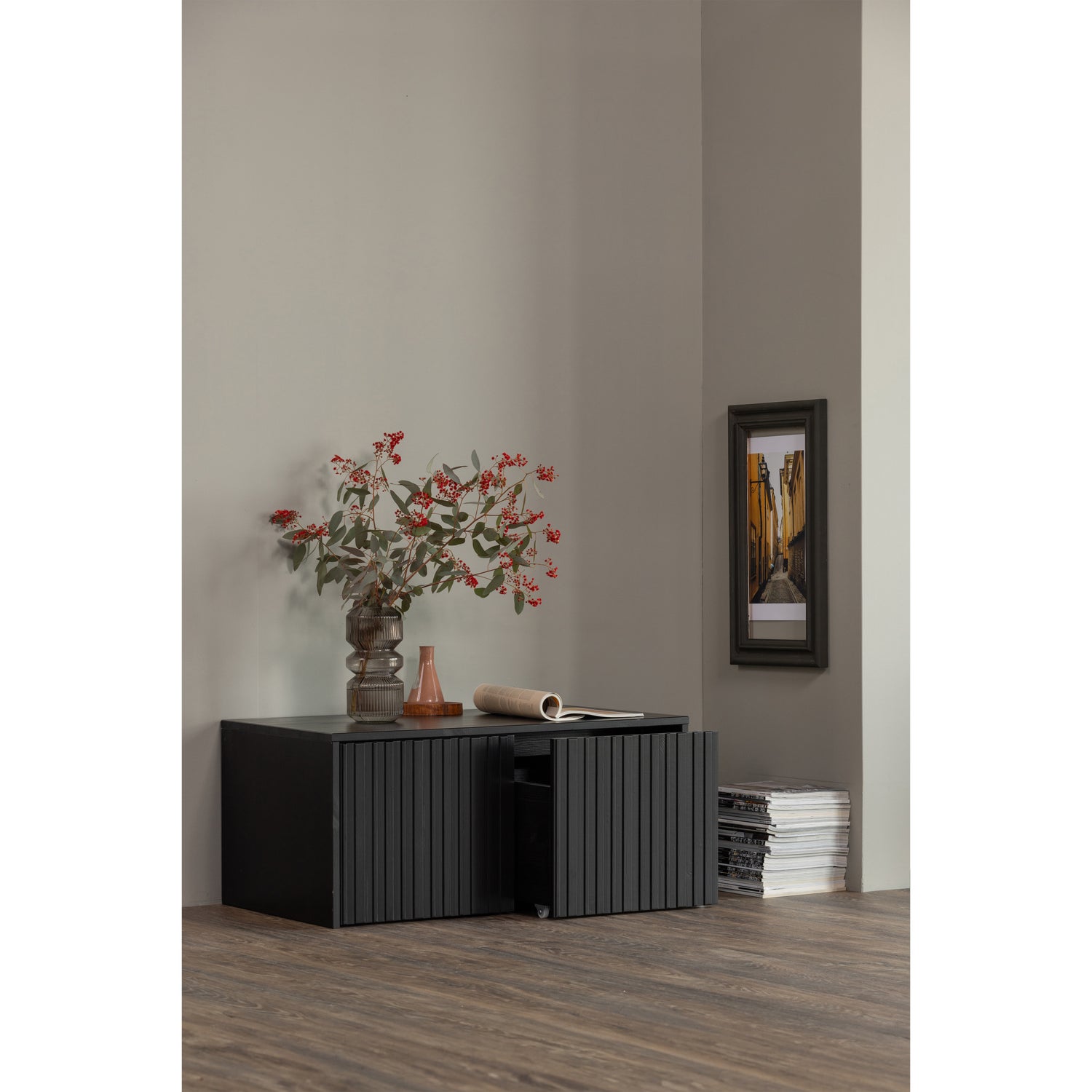 374040-Z-373530-G-01_SF_WE_New_gravure_kistbank_zwart_Lyle_vaas_warm_groen.jpg?auto=webp&format=png&width=1500&height=1500