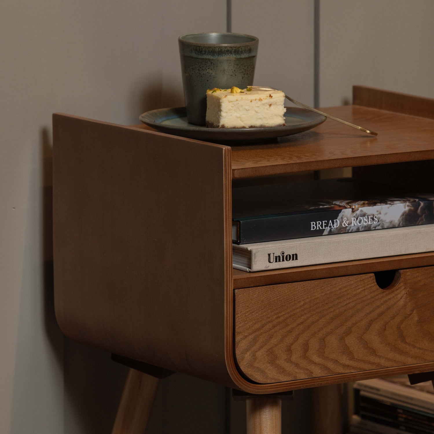 374156-N-374056-N_02_SF_FA_Nils_nachtkastje_bijzettafel_hout_zwart_detail.jpg?auto=webp&format=png&width=1500&height=1500