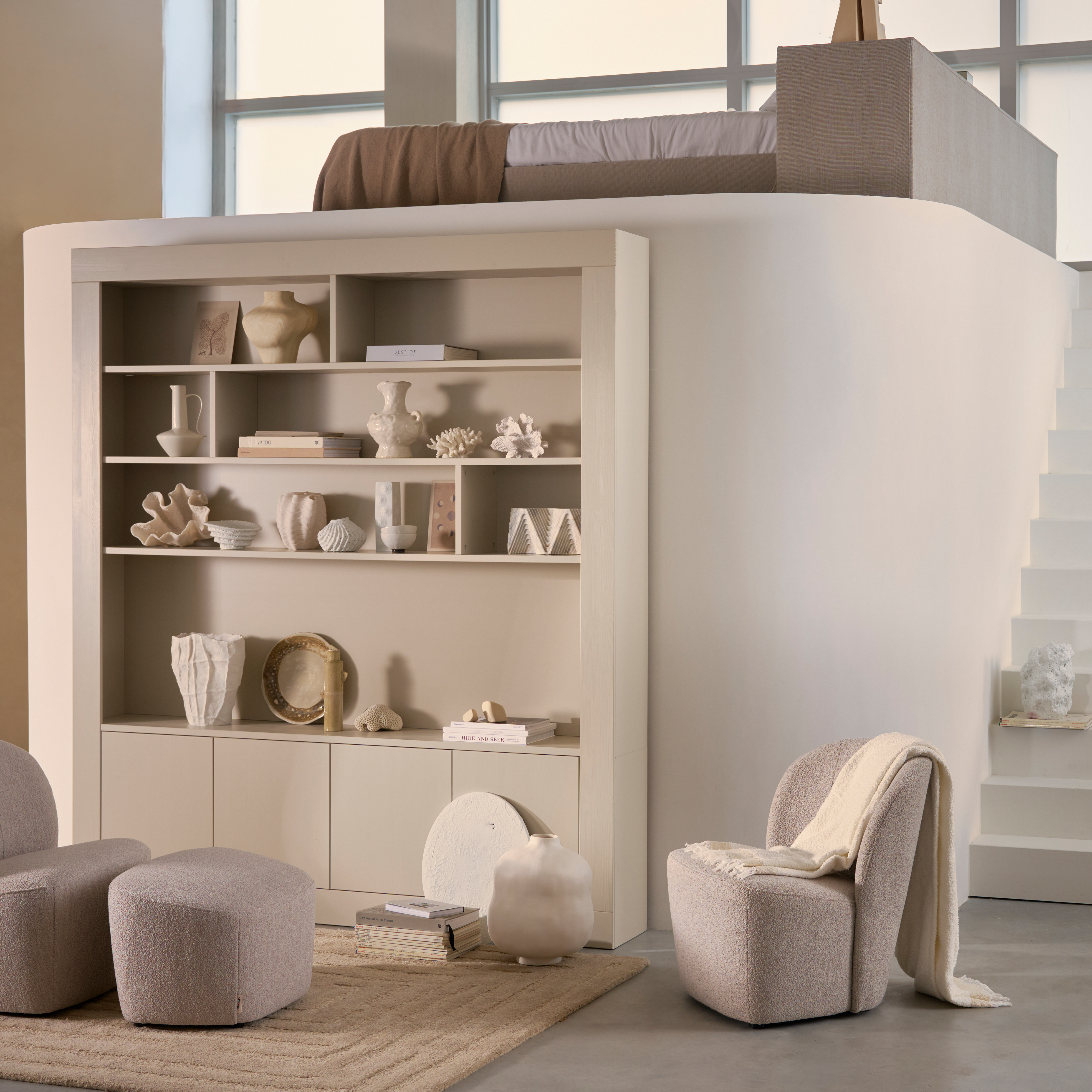 375165-HON-400545-D-375153-HON-01_SF_VT_Wallcover_wandkast_210cm_grenen_dust__Lofty_fauteuil_Hocker_boucle_naturel_vierkant.png?auto=webp&format=png&width=1500&height=1500