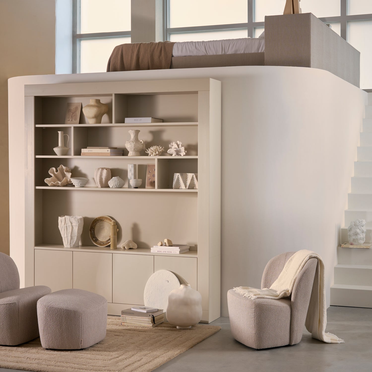 375165-HON-400545-D-375153-HON-01_SF_VT_Wallcover_wandkast_210cm_grenen_dust__Lofty_fauteuil_Hocker_boucle_naturel_vierkant.png?auto=webp&format=png&width=1500&height=1500