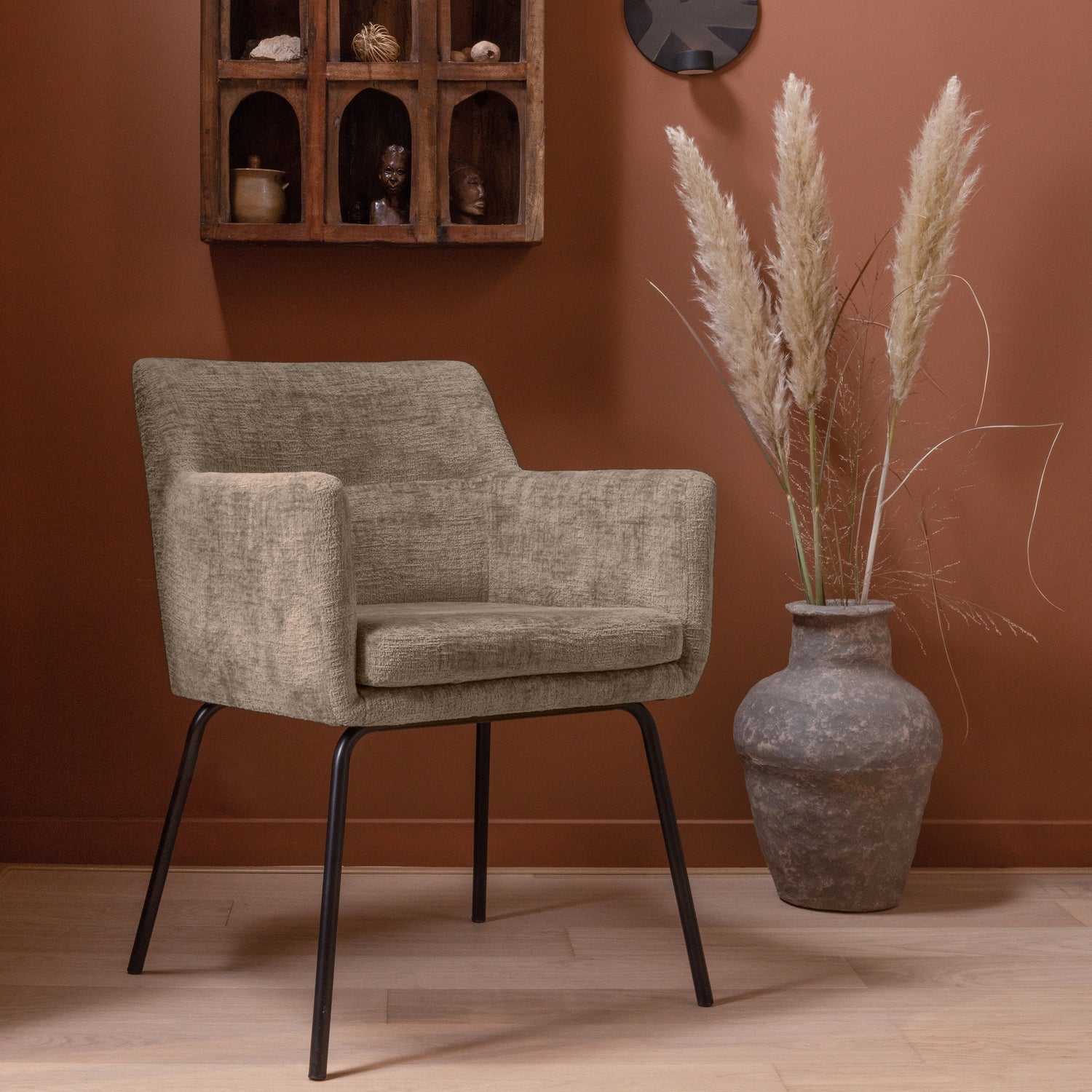 200360-Z-800329-C-200353-N-200359-Z-01_SF_BL_Kam_eetkamerstoel_zand_Pompeii_vaas_Grien_wandkast_Streep_wand_kaarsenhouders_VIERKANT.jpg?auto=webp&format=png&width=1500&height=1500