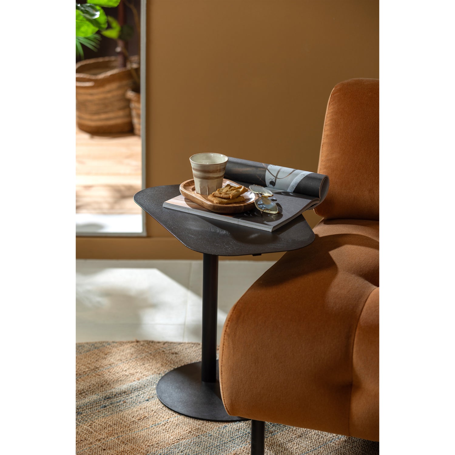 374061-Z-373523-N-374052-N-01_SF_FA_Lia_bijzettafel_Jacky_vloerkleed_Josje_plateau.jpg?auto=webp&format=png&width=1500&height=1500