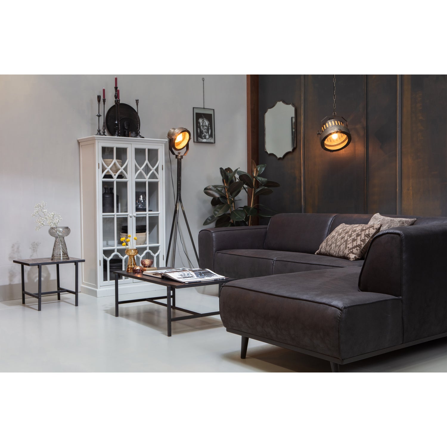 378655-17-800940-M-800954-Z-800955-Z-800841-M-373710-M-02_SF_BP_Statement__suedine_Fresco_vitrinekast_Turn_around_bijzettafel_salontafel_Theatre_hanglamp_vloer.jpg?auto=webp&format=png&width=1500&height=1500