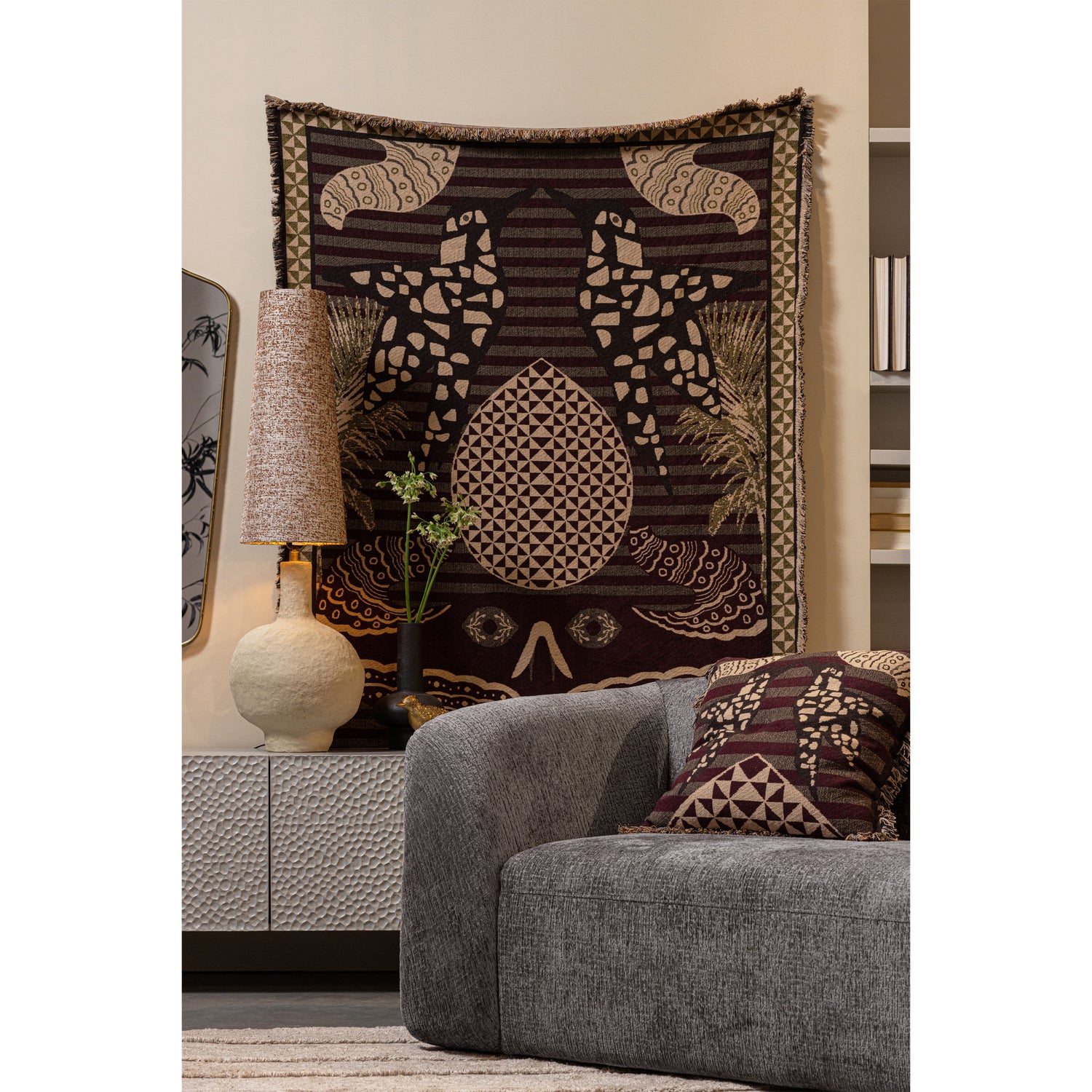 801270-MO-801310-M-801311-M-801220-O-801214-N-801256-B-01_SF_BP_Sloping_Devote_jaquard_Carved_tv_meubel_Ios_lampvoet_Upvote.jpg?auto=webp&format=png&width=1500&height=1500