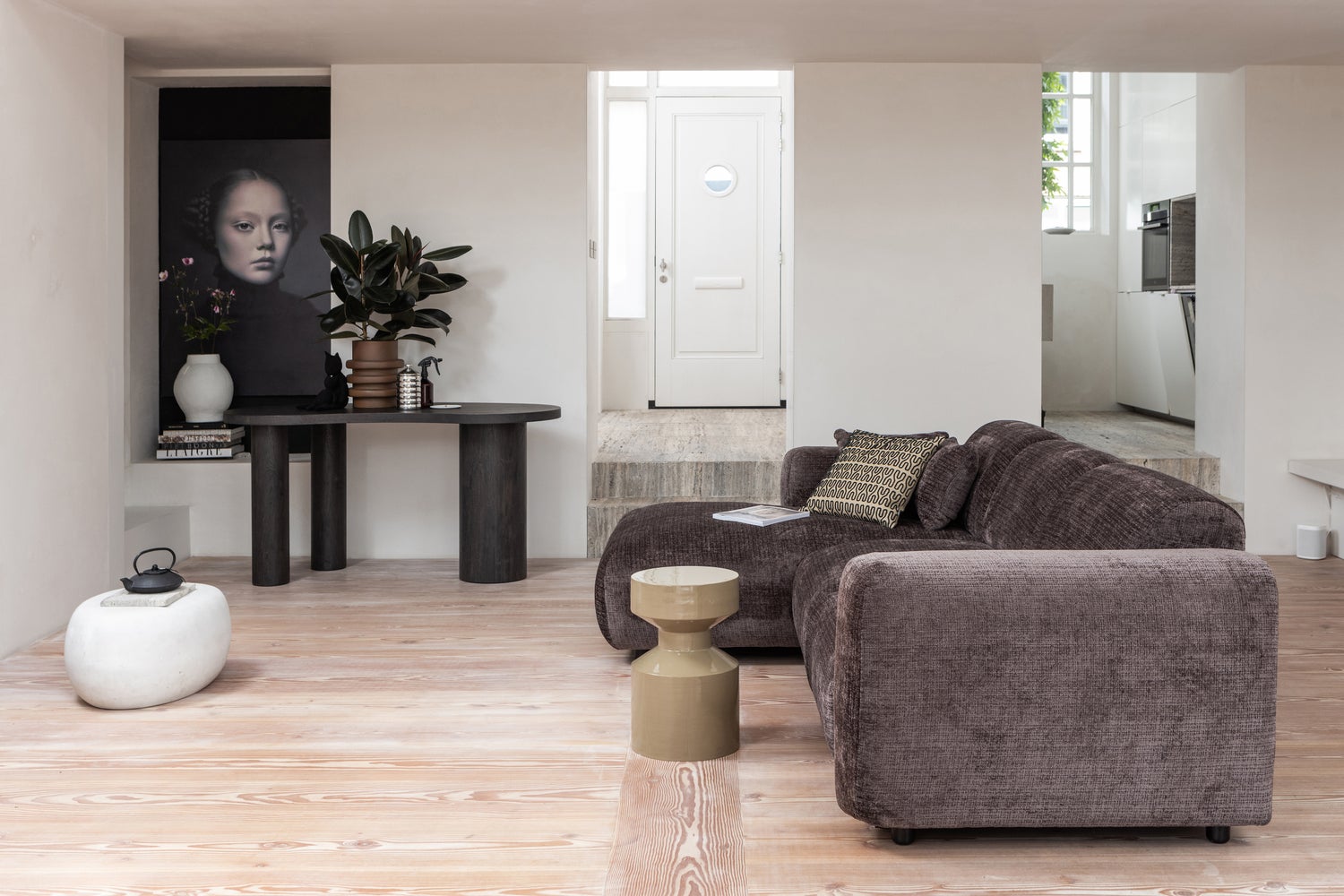 378138-W__374051-S__375037-D_01_SF_Cloud_chaise_longue_bank_links_chenille_warmbruin_Ferry_bijzettafel_Alvar_kussen_Maan_sidetable.jpg?auto=webp&format=png&width=1500